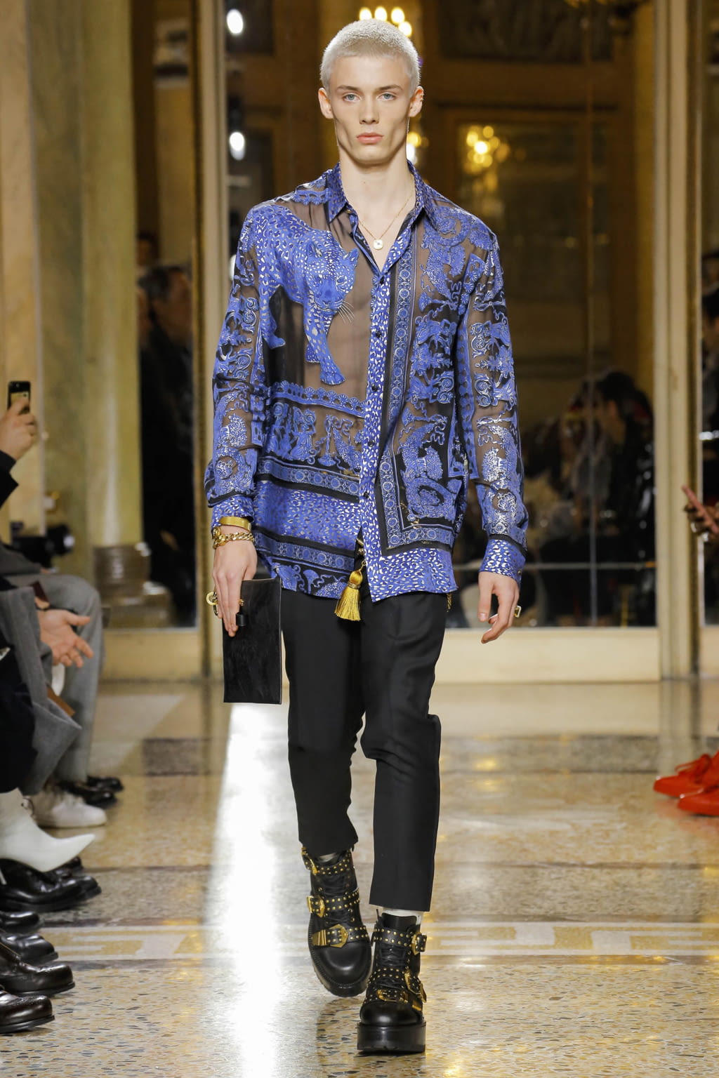 Fashion Week Milan Fall/Winter 2018 look 53 from the Versace collection 男装