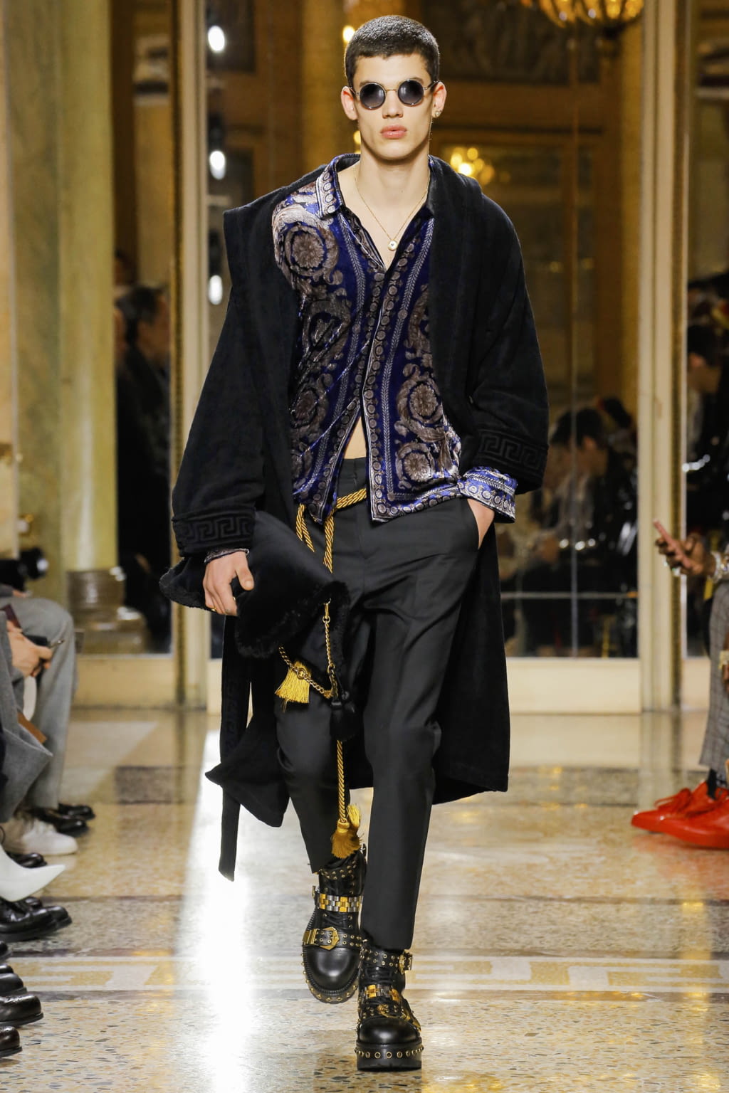 Fashion Week Milan Fall/Winter 2018 look 54 from the Versace collection 男装