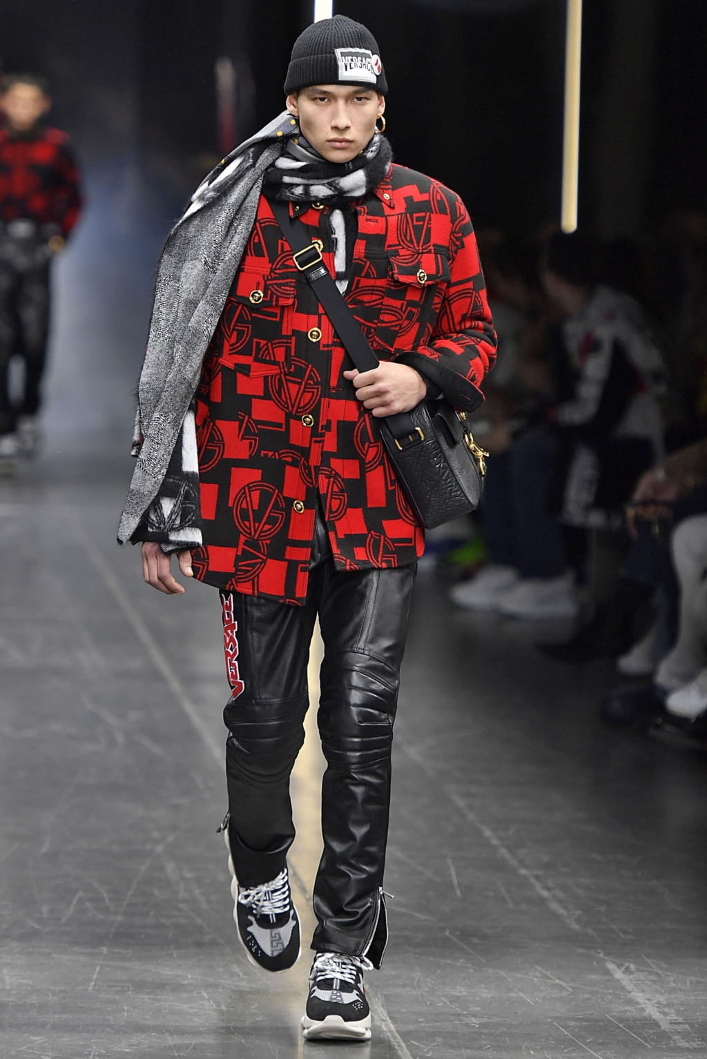 Fashion Week Milan Fall/Winter 2019 look 4 from the Versace collection 男装