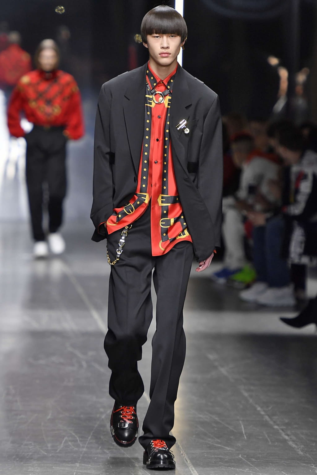 Fashion Week Milan Fall/Winter 2019 look 12 de la collection Versace menswear