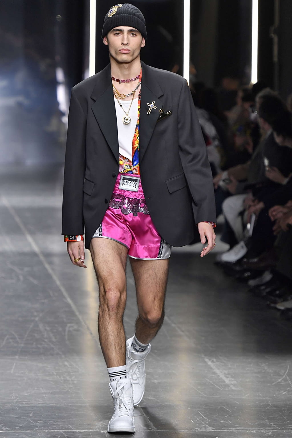 Fashion Week Milan Fall/Winter 2019 look 46 from the Versace collection 男装