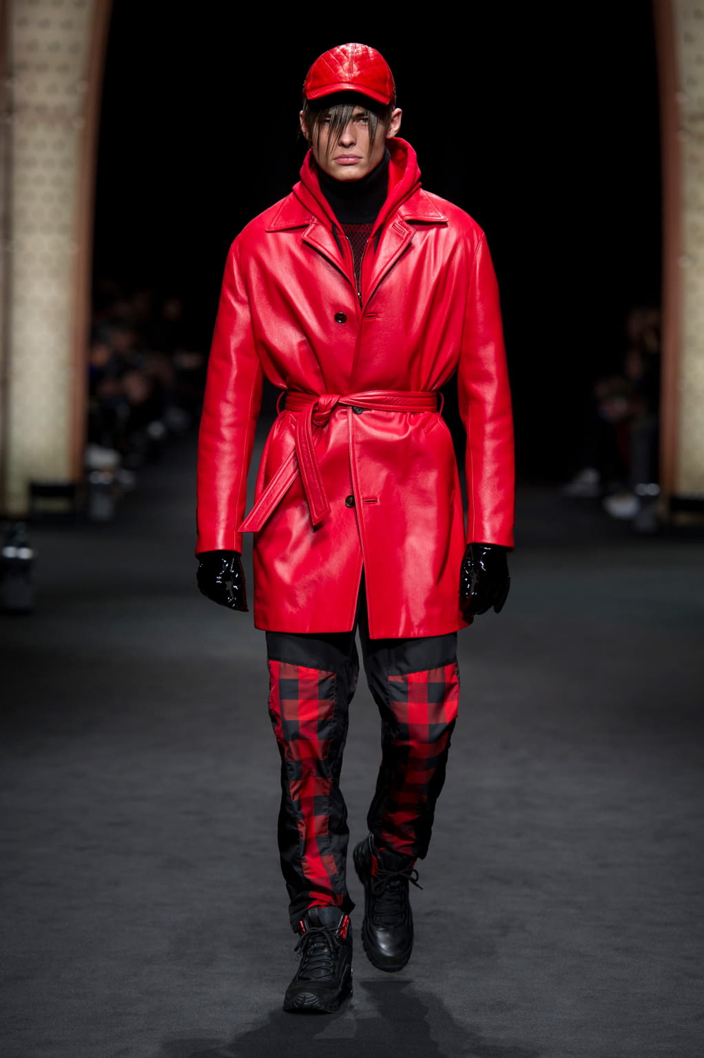 Fashion Week Milan Fall/Winter 2017 look 17 from the Versace collection menswear
