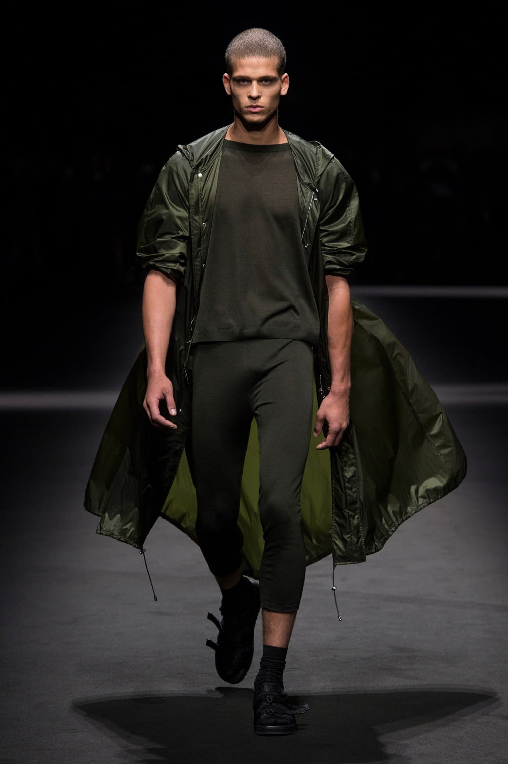 Fashion Week Milan Spring/Summer 2017 look 1 de la collection Versace menswear