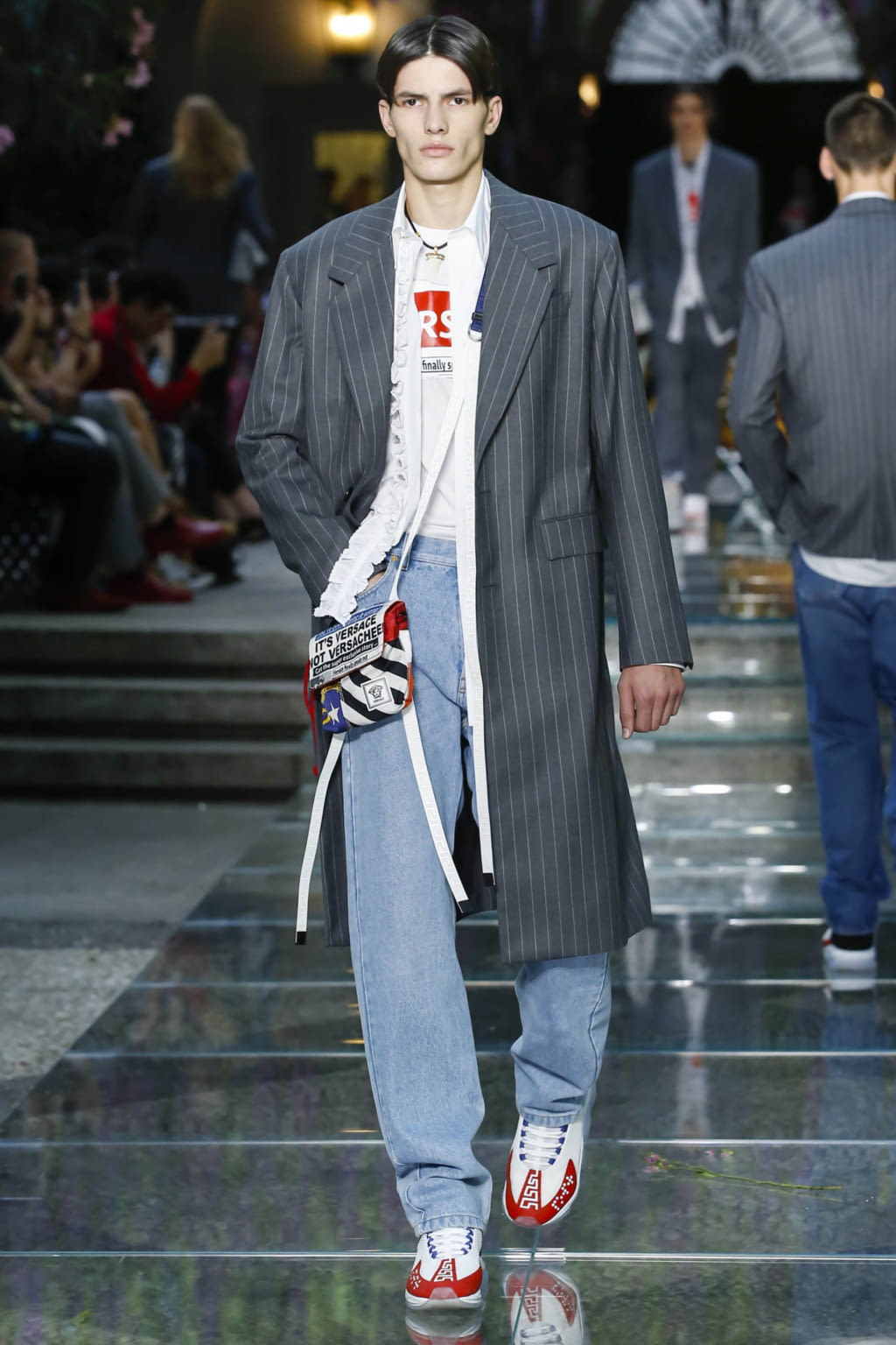 Fashion Week Milan Spring/Summer 2019 look 2 from the Versace collection 男装