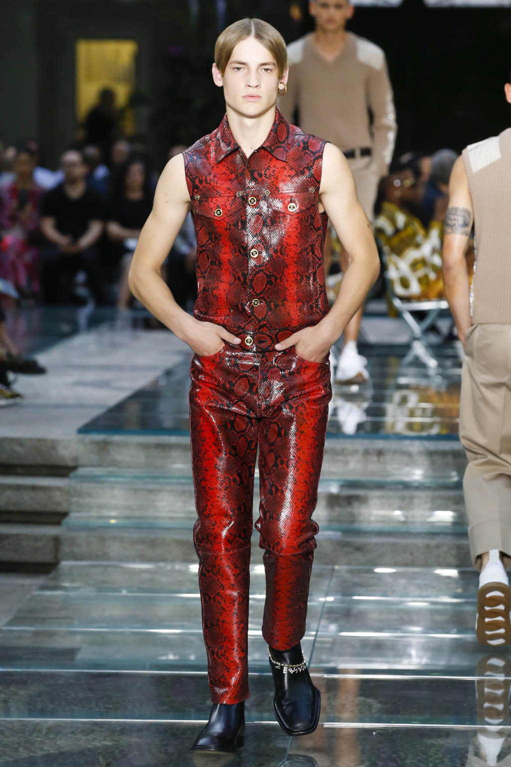 Fashion Week Milan Spring/Summer 2019 look 16 from the Versace collection 男装