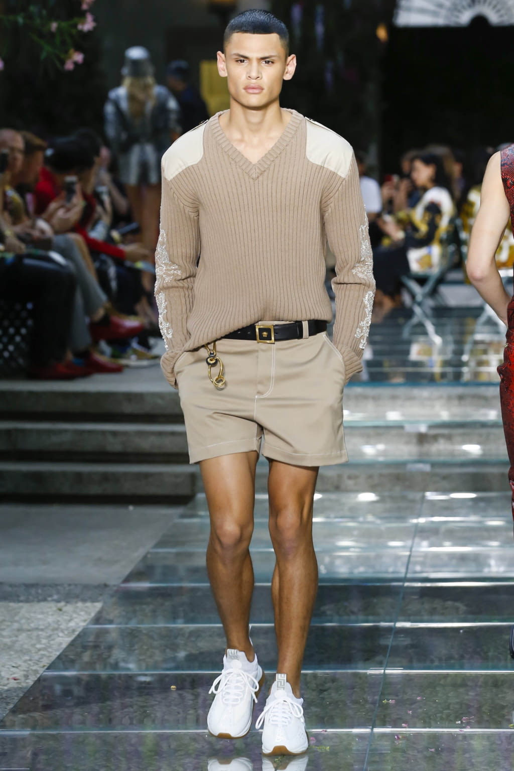Fashion Week Milan Spring/Summer 2019 look 17 from the Versace collection 男装