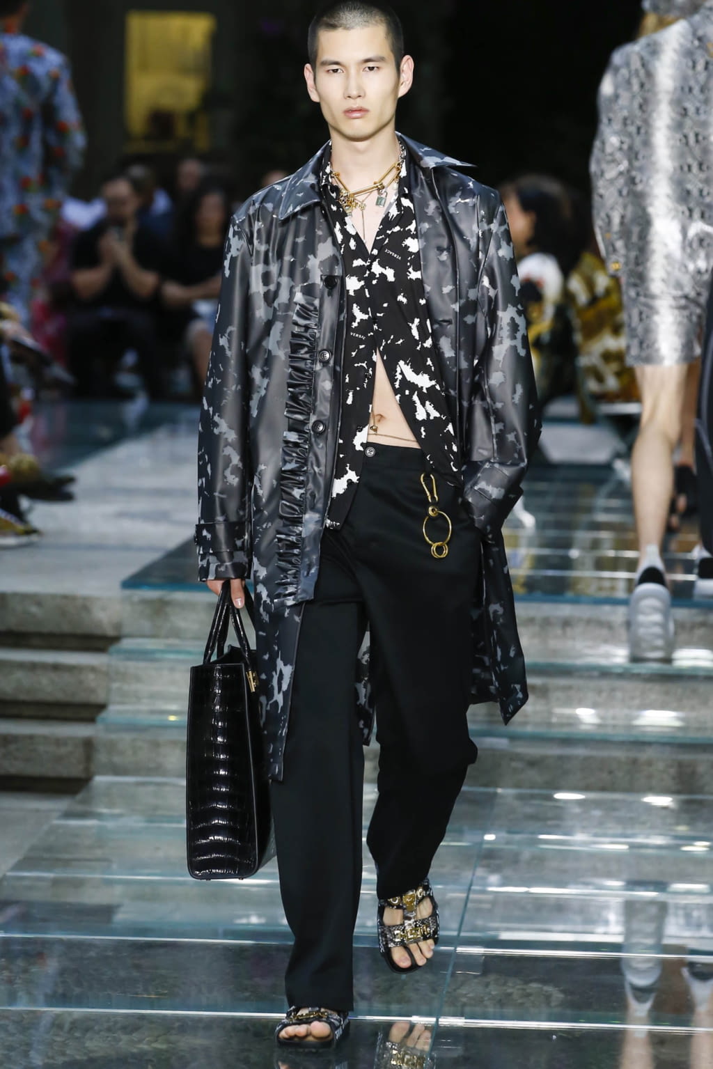 Fashion Week Milan Spring/Summer 2019 look 21 from the Versace collection 男装