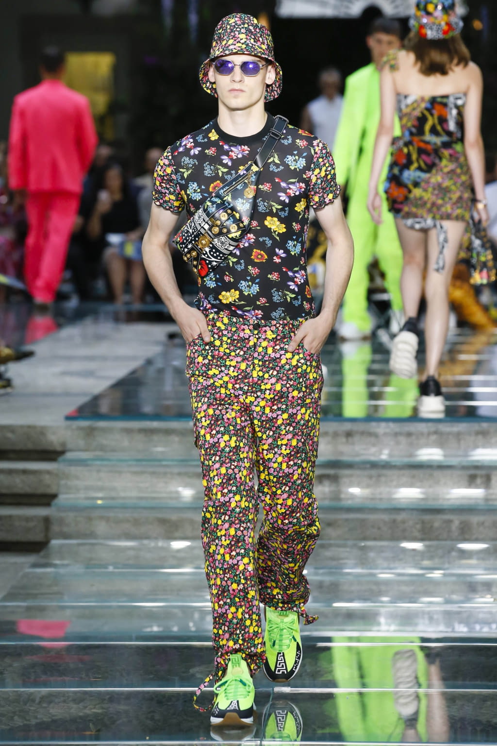 Fashion Week Milan Spring/Summer 2019 look 30 from the Versace collection 男装