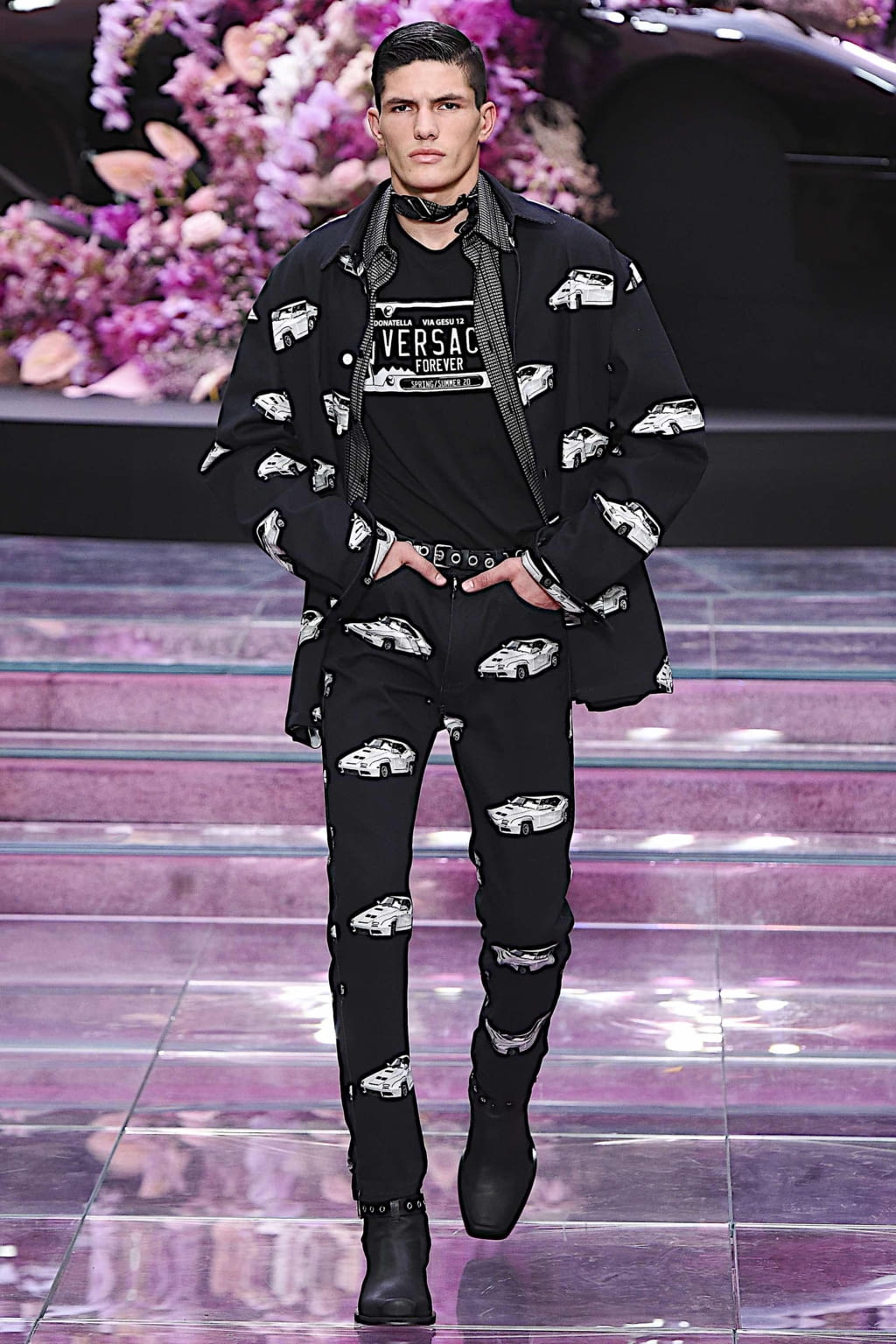Fashion Week Milan Spring/Summer 2020 look 30 from the Versace collection menswear