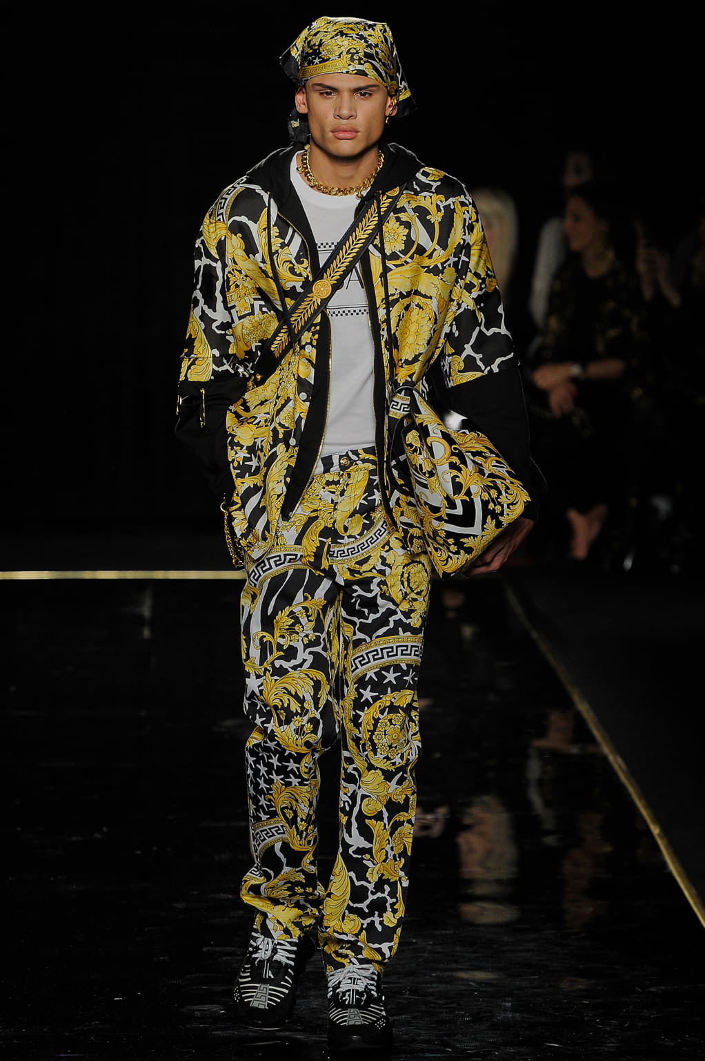 Fashion Week New York Pre-Fall 2019 look 8 from the Versace collection menswear