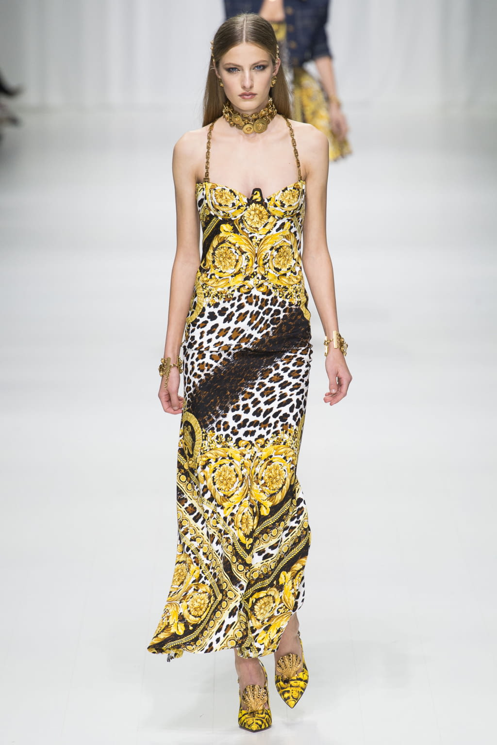 Fashion Week Milan Spring/Summer 2018 look 13 from the Versace collection womenswear