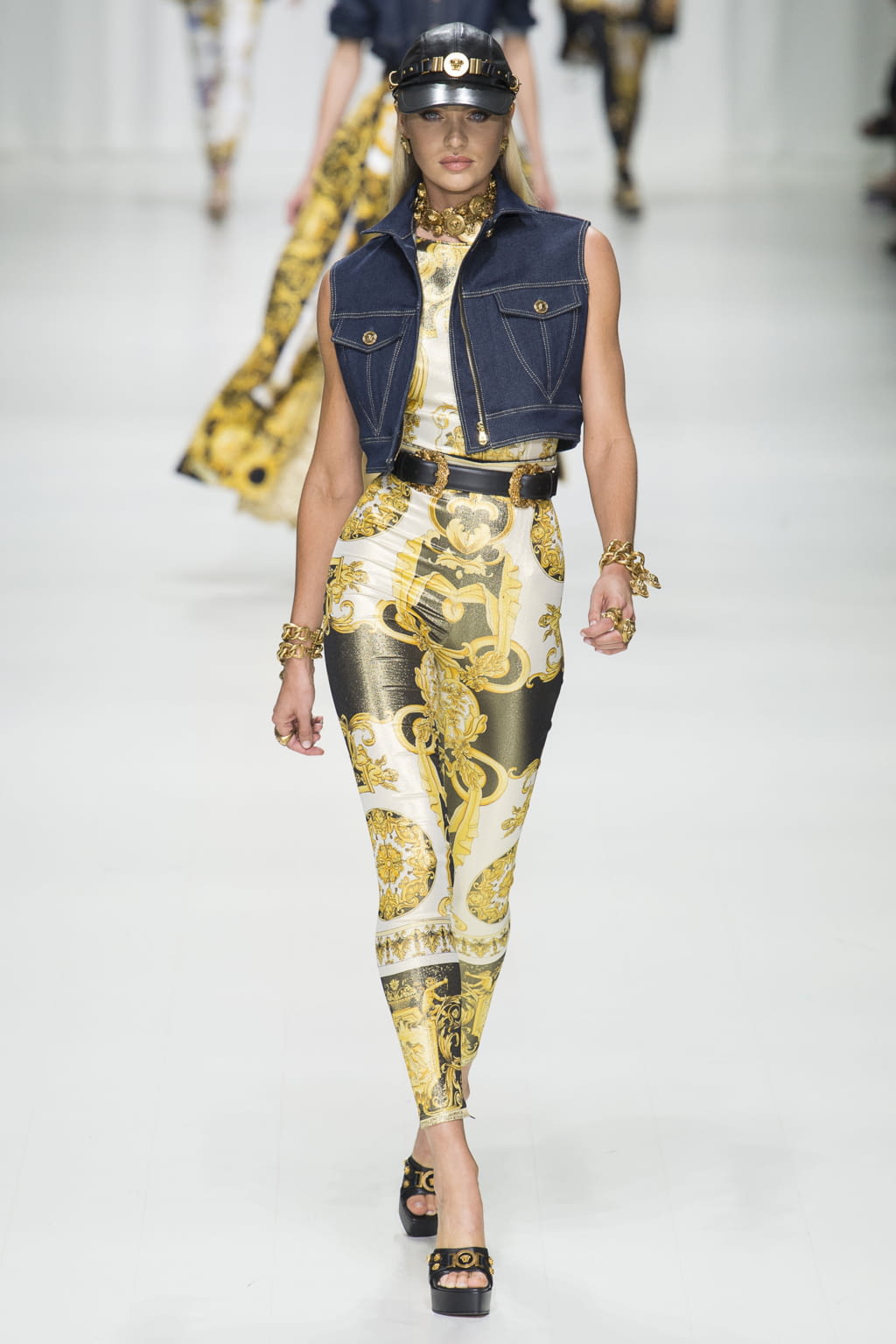 Fashion Week Milan Spring/Summer 2018 look 15 from the Versace collection womenswear