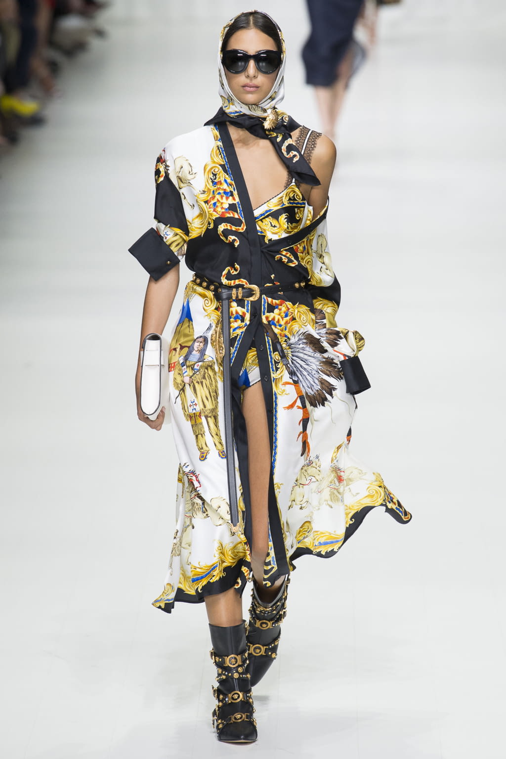 Fashion Week Milan Spring/Summer 2018 look 21 from the Versace collection 女装