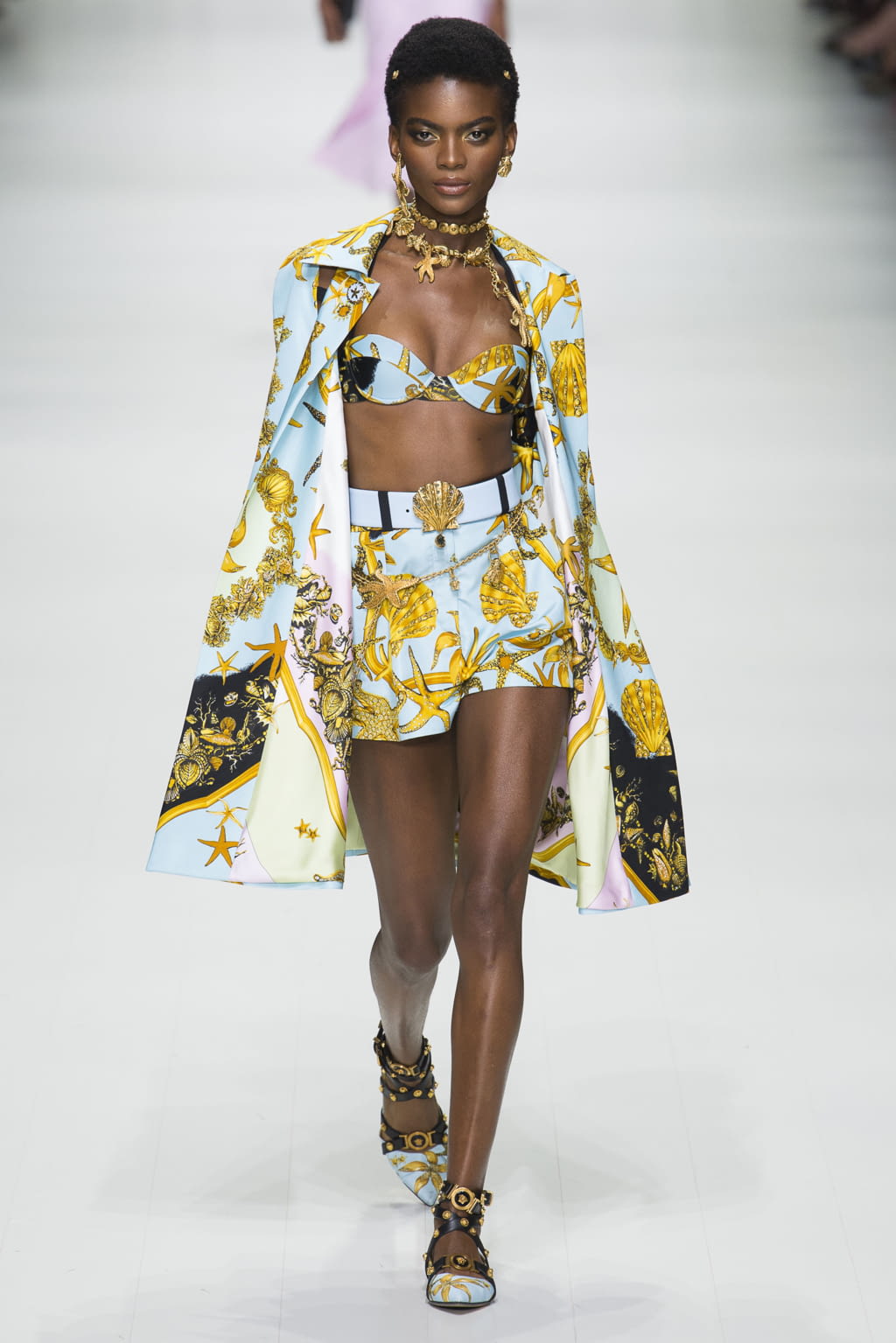 Fashion Week Milan Spring/Summer 2018 look 37 from the Versace collection womenswear