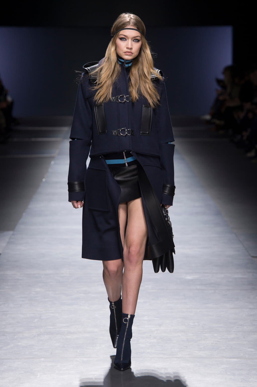 Fashion Week Milan Fall/Winter 2016 look 1 de la collection Versace womenswear