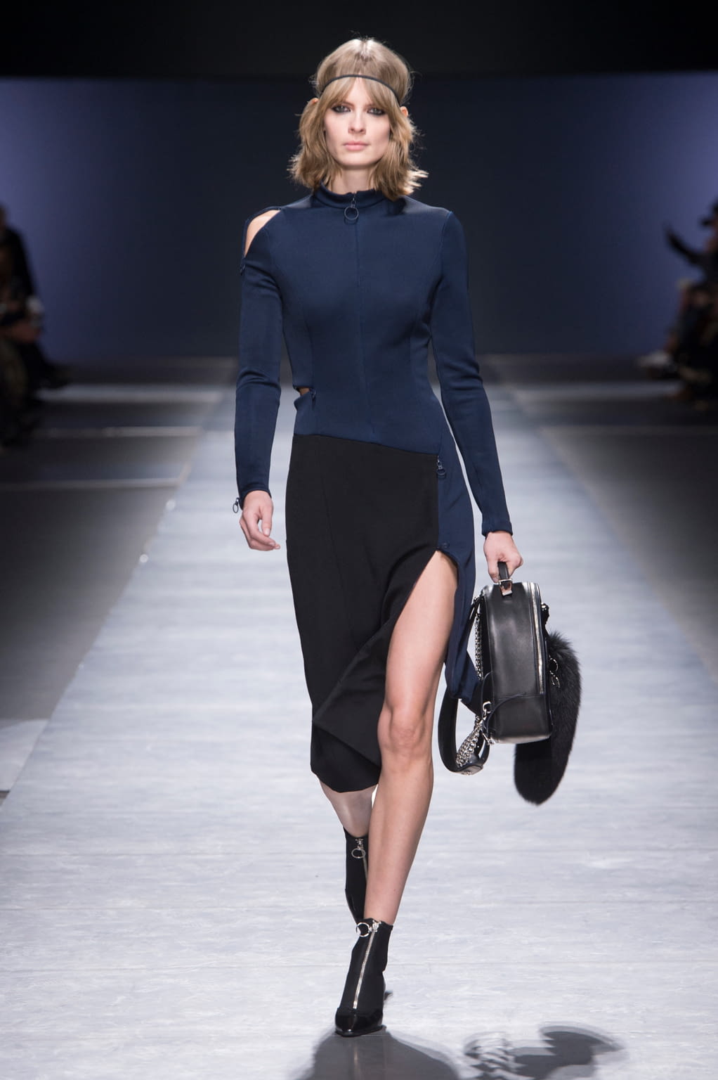 Fashion Week Milan Fall/Winter 2016 look 4 de la collection Versace womenswear
