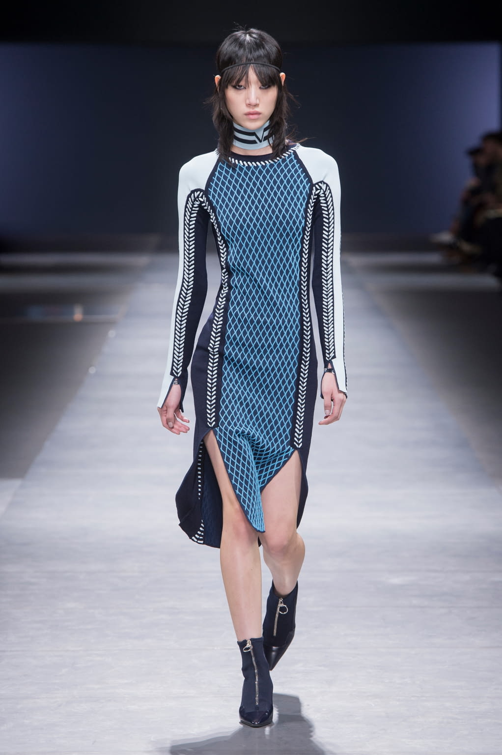 Fashion Week Milan Fall/Winter 2016 look 13 from the Versace collection 女装