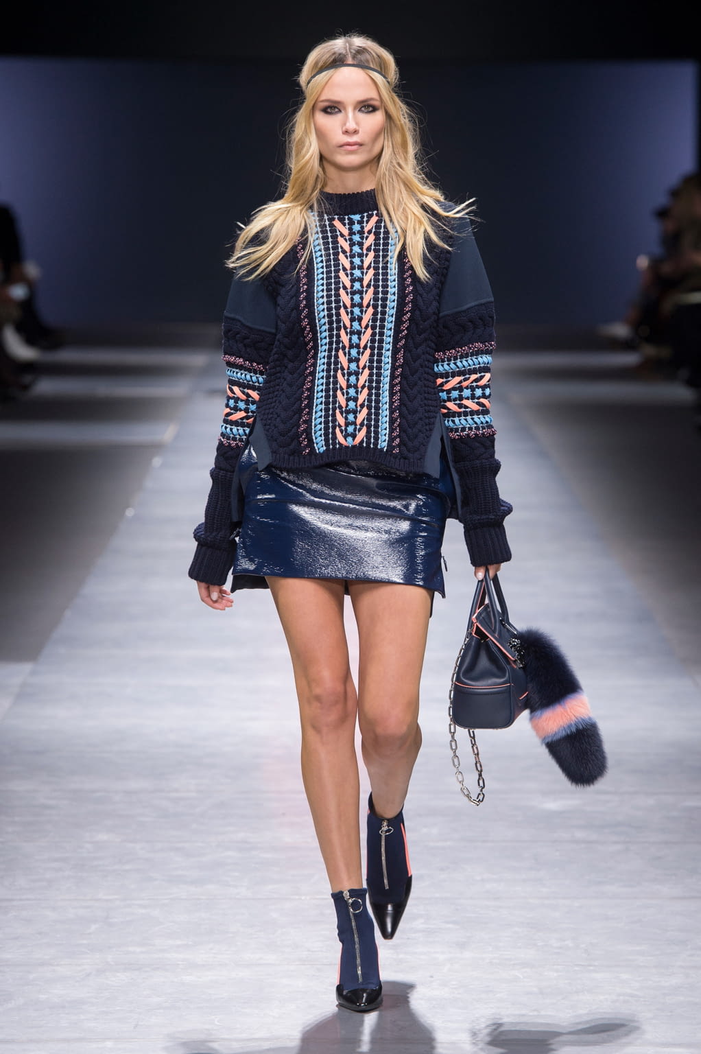 Fashion Week Milan Fall/Winter 2016 look 17 from the Versace collection 女装