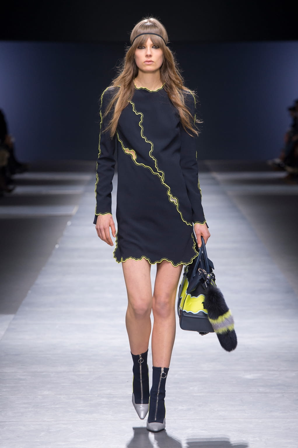 Fashion Week Milan Fall/Winter 2016 look 25 from the Versace collection womenswear