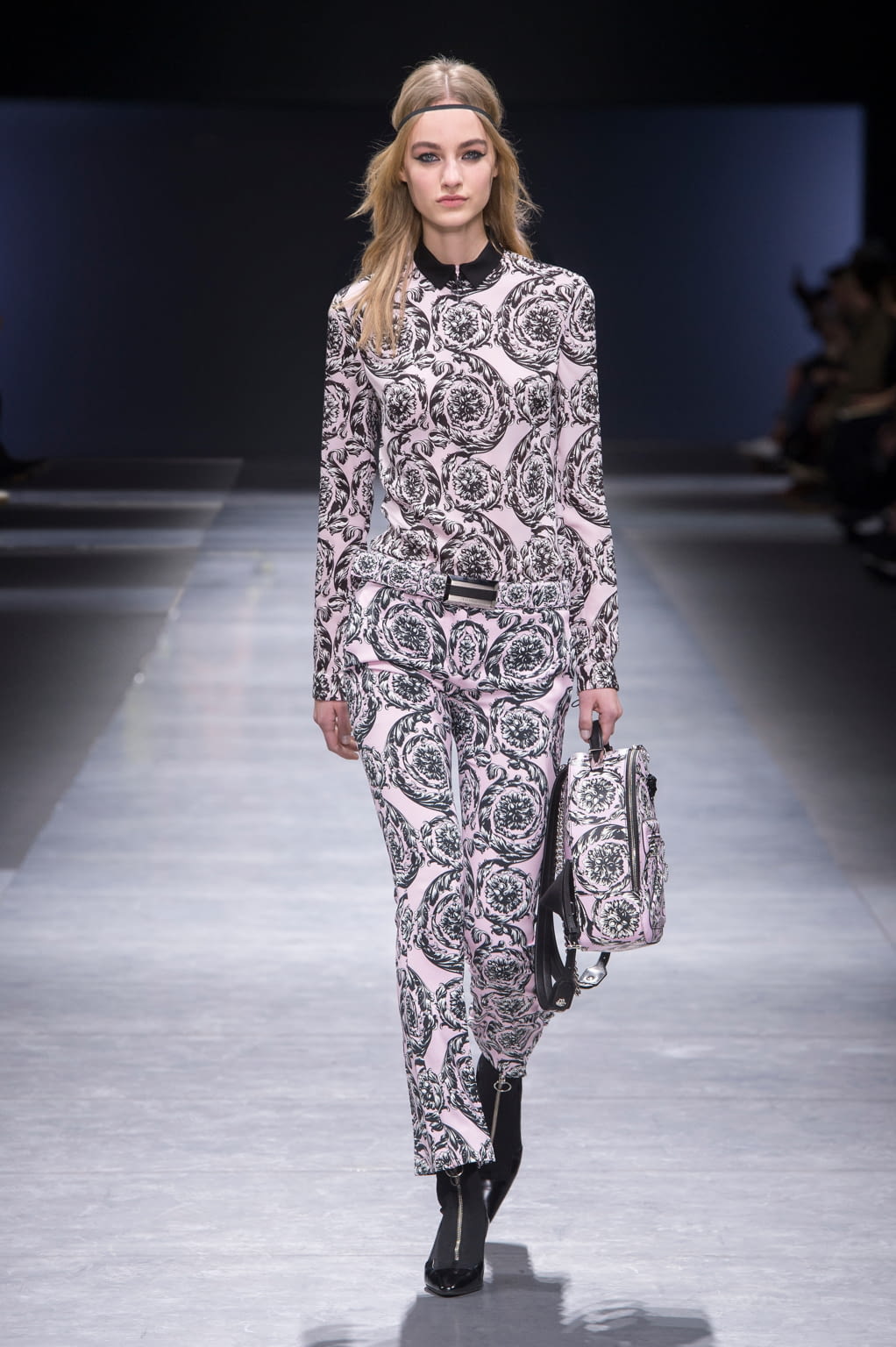Fashion Week Milan Fall/Winter 2016 look 38 de la collection Versace womenswear