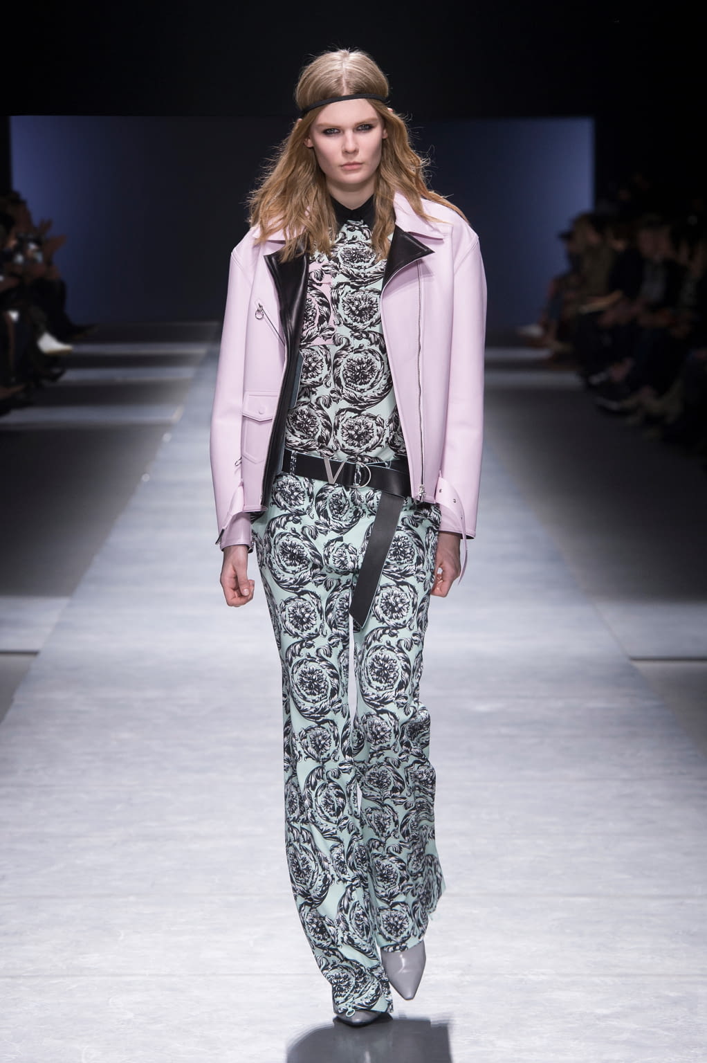 Fashion Week Milan Fall/Winter 2016 look 39 from the Versace collection 女装