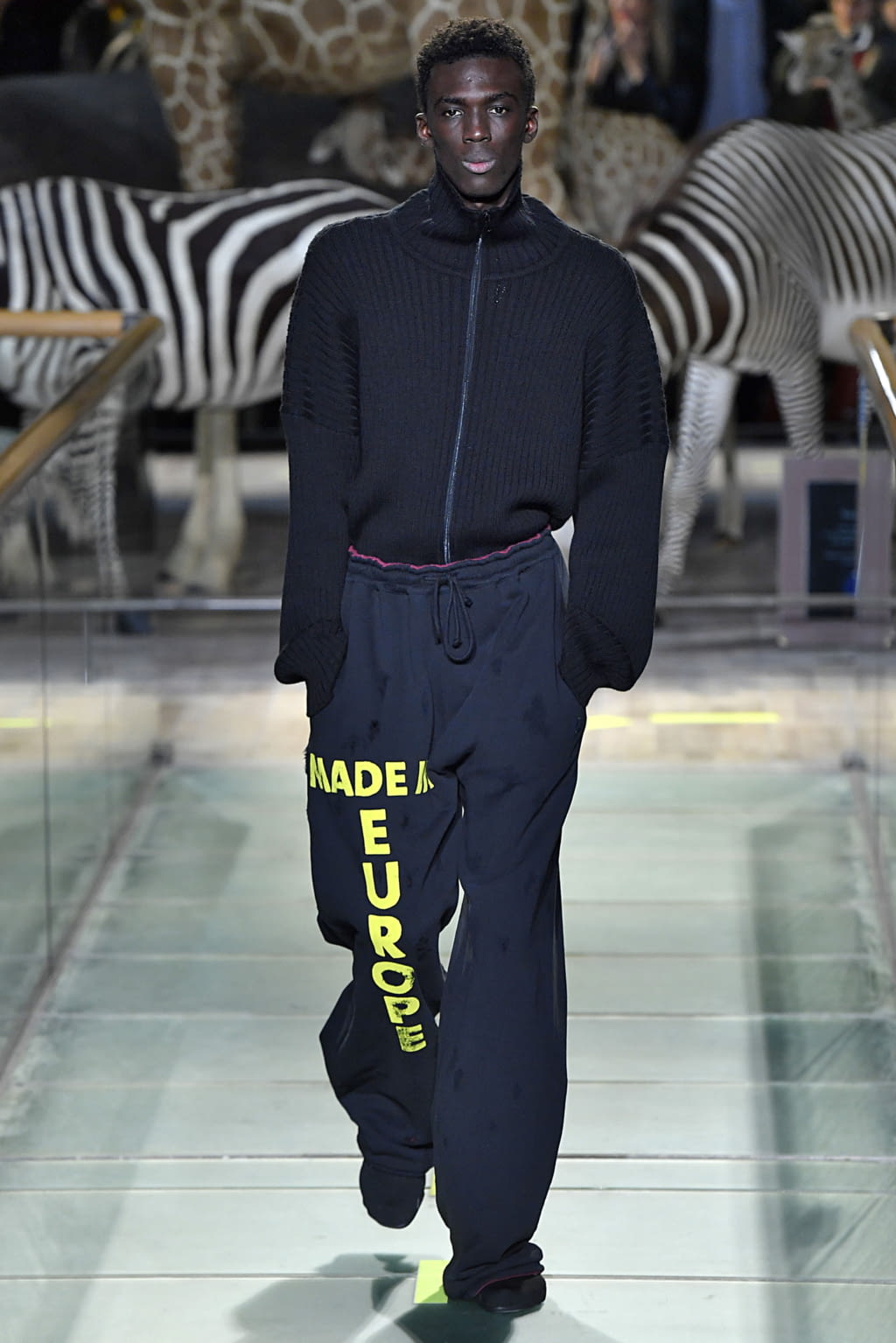 Fashion Week Paris Fall/Winter 2019 look 4 from the VETEMENTS collection menswear