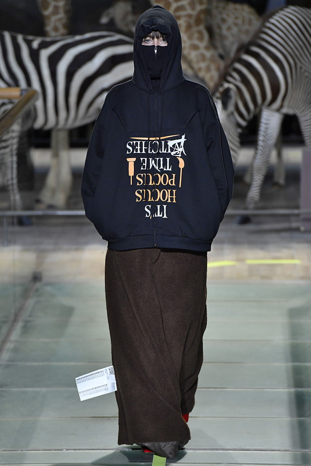 Fashion Week Paris Fall/Winter 2019 look 10 from the VETEMENTS collection menswear