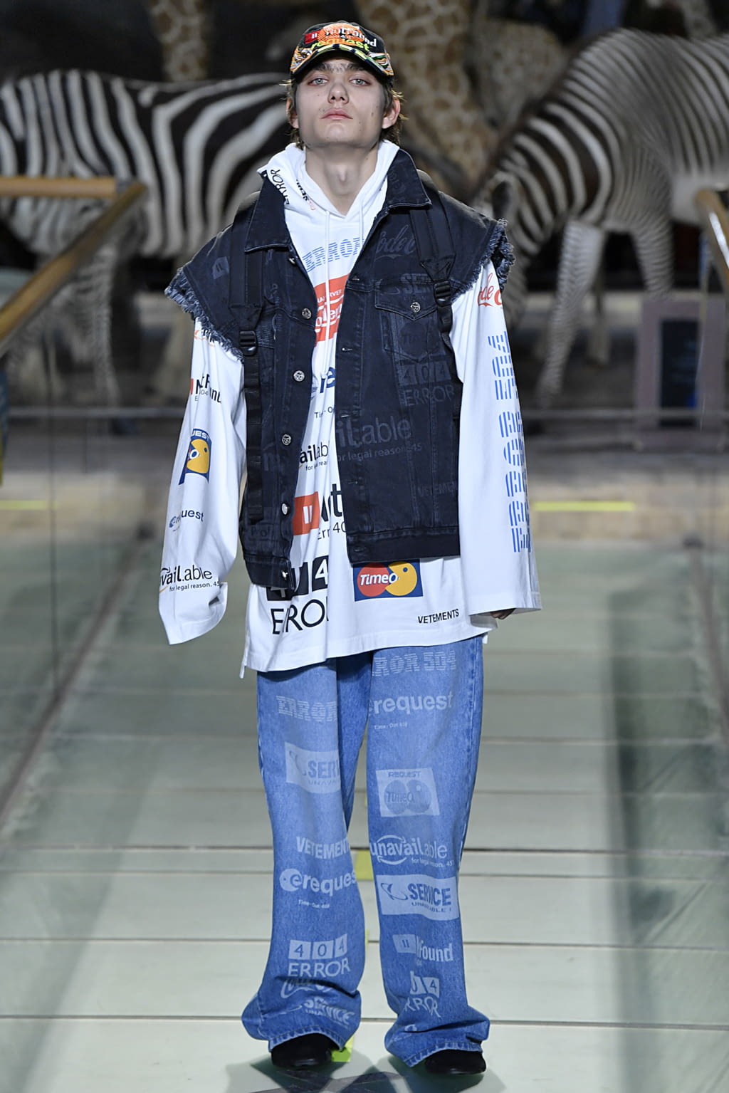 Fashion Week Paris Fall/Winter 2019 look 12 from the VETEMENTS collection 男装
