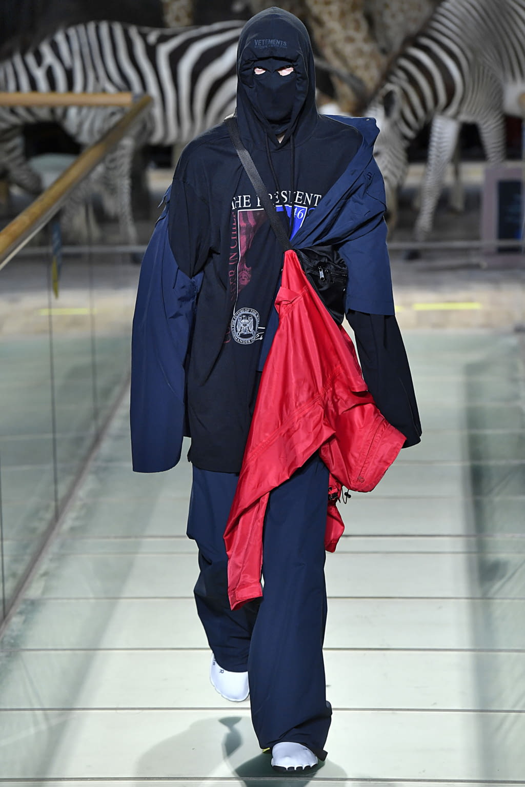 Fashion Week Paris Fall/Winter 2019 look 18 from the VETEMENTS collection menswear