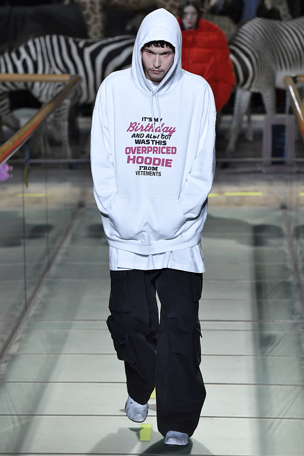 Fashion Week Paris Fall/Winter 2019 look 20 from the VETEMENTS collection menswear