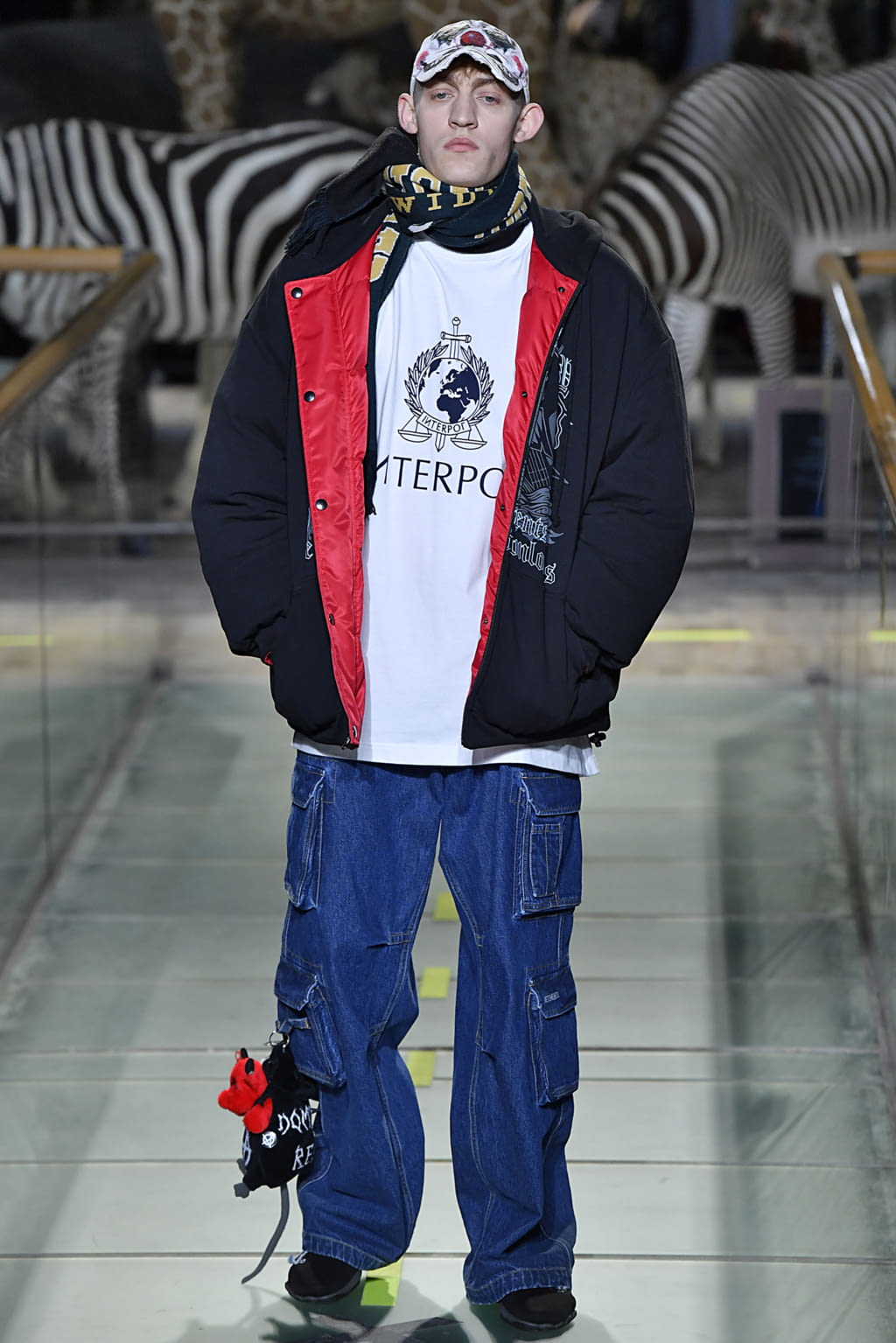 Fashion Week Paris Fall/Winter 2019 look 26 from the VETEMENTS collection menswear