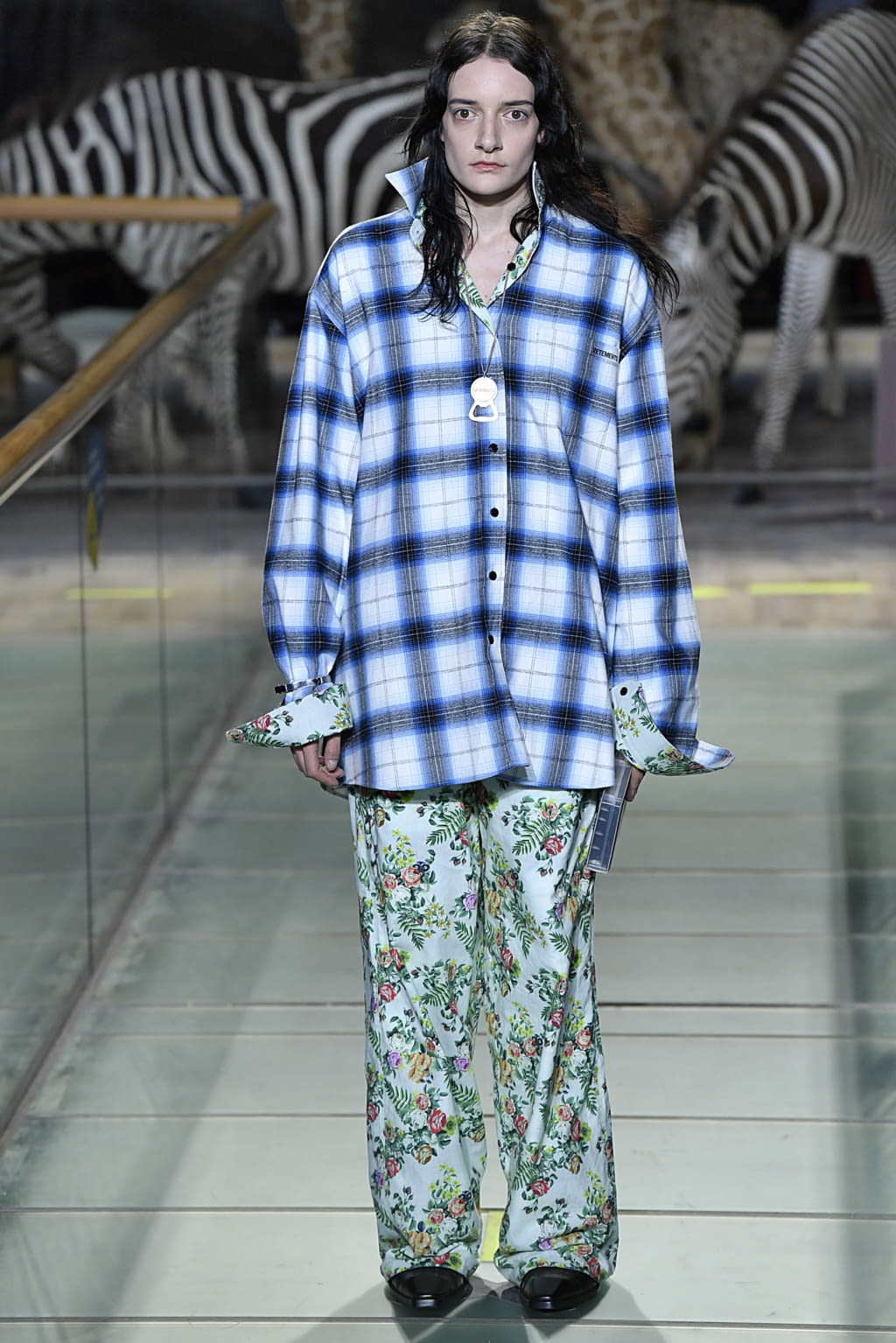 Fashion Week Paris Fall/Winter 2019 look 27 from the VETEMENTS collection 男装