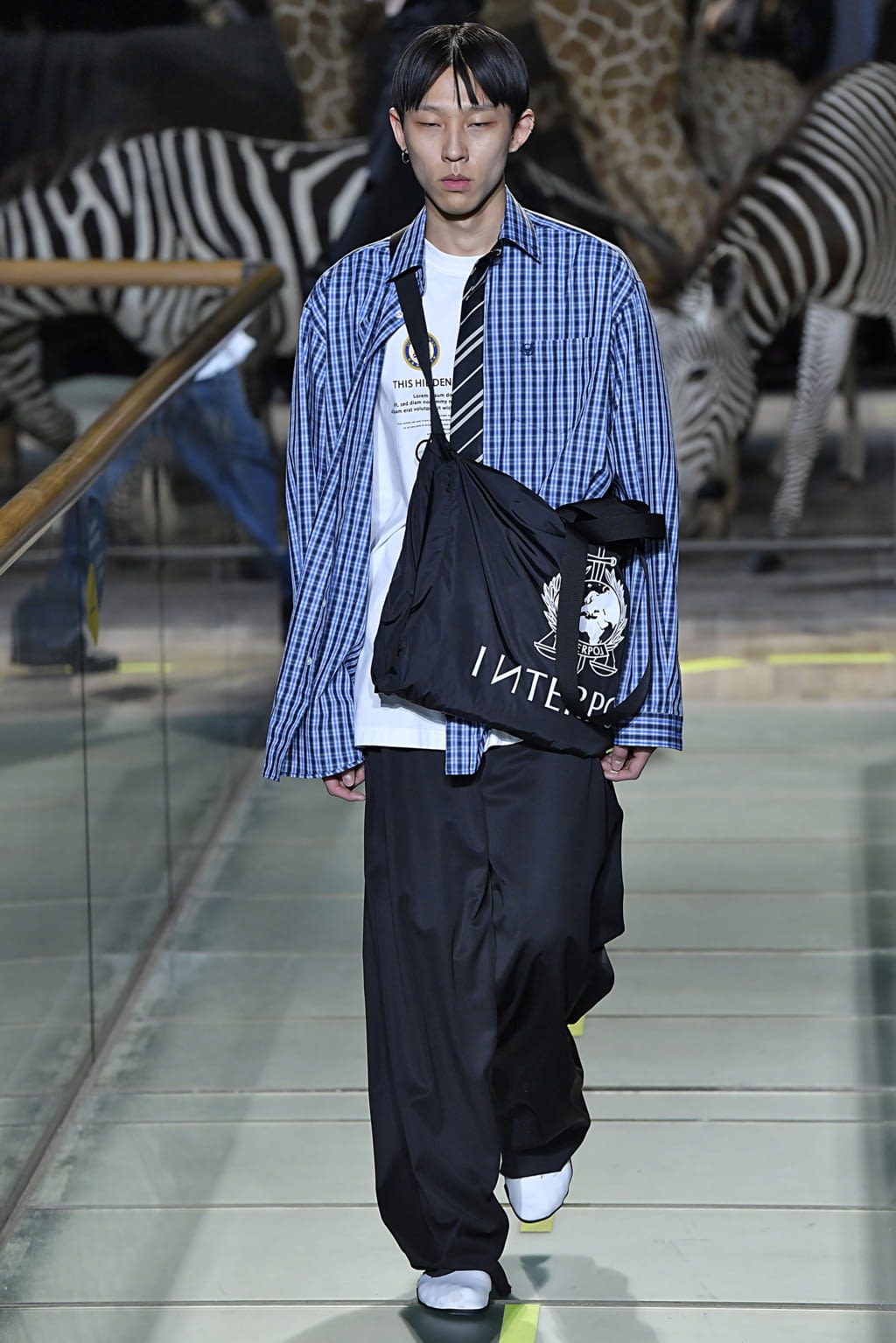 Fashion Week Paris Fall/Winter 2019 look 28 from the VETEMENTS collection 男装