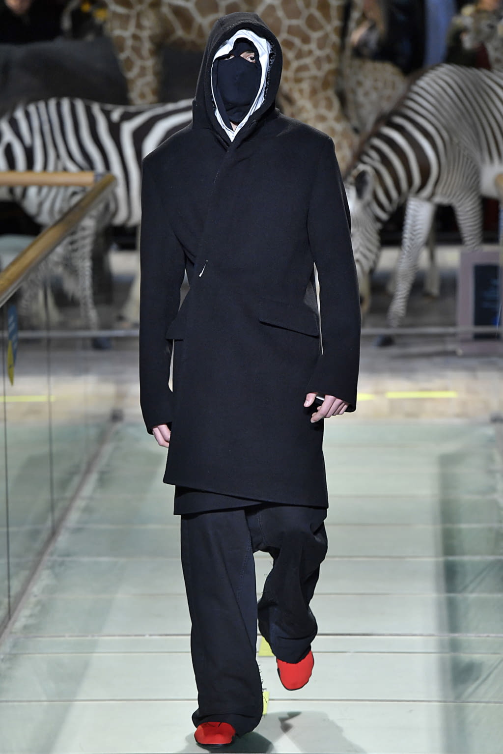 Fashion Week Paris Fall/Winter 2019 look 32 from the VETEMENTS collection menswear
