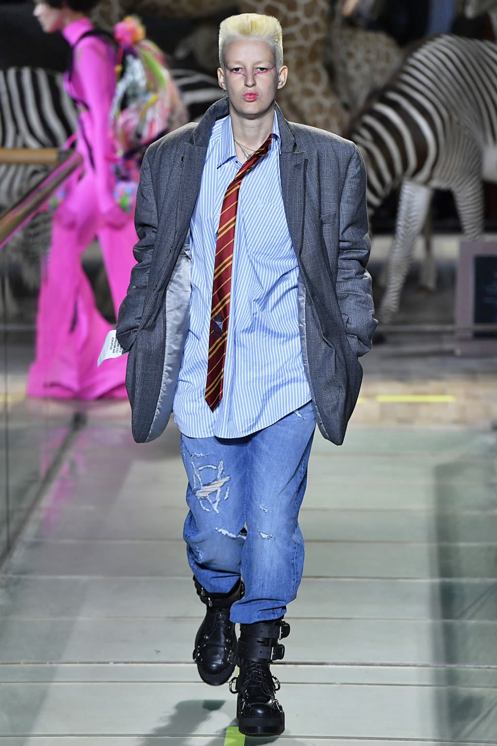 Fashion Week Paris Fall/Winter 2019 look 39 from the VETEMENTS collection 男装