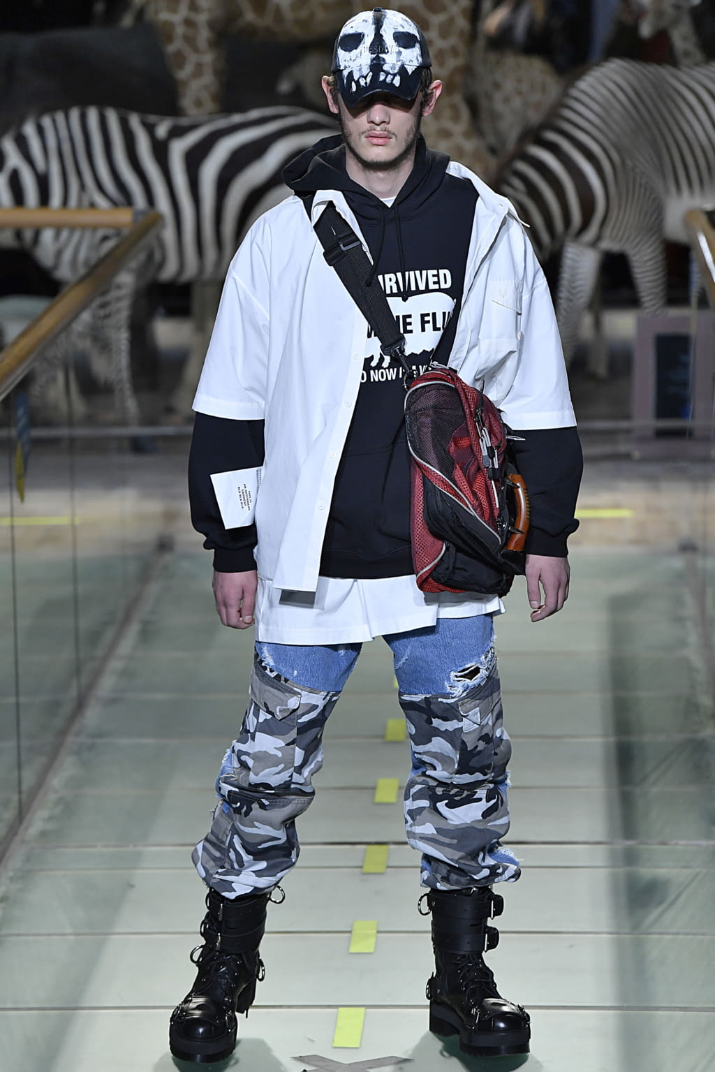 Fashion Week Paris Fall/Winter 2019 look 47 from the VETEMENTS collection 男装