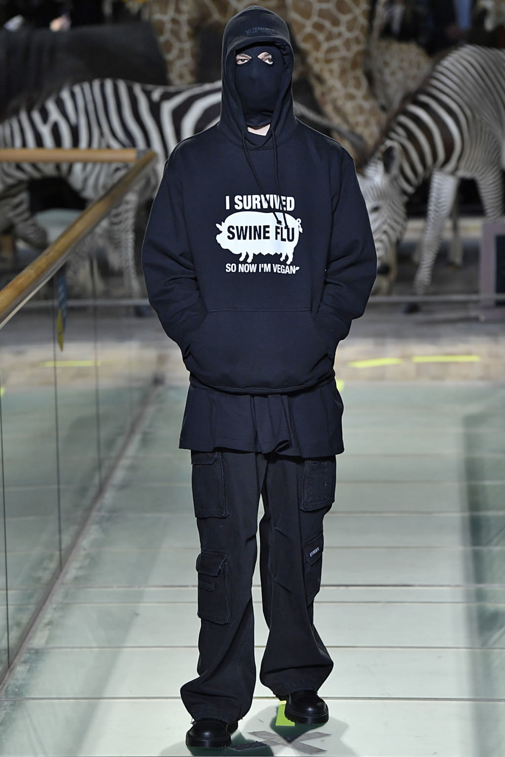 Fashion Week Paris Fall/Winter 2019 look 49 from the VETEMENTS collection menswear