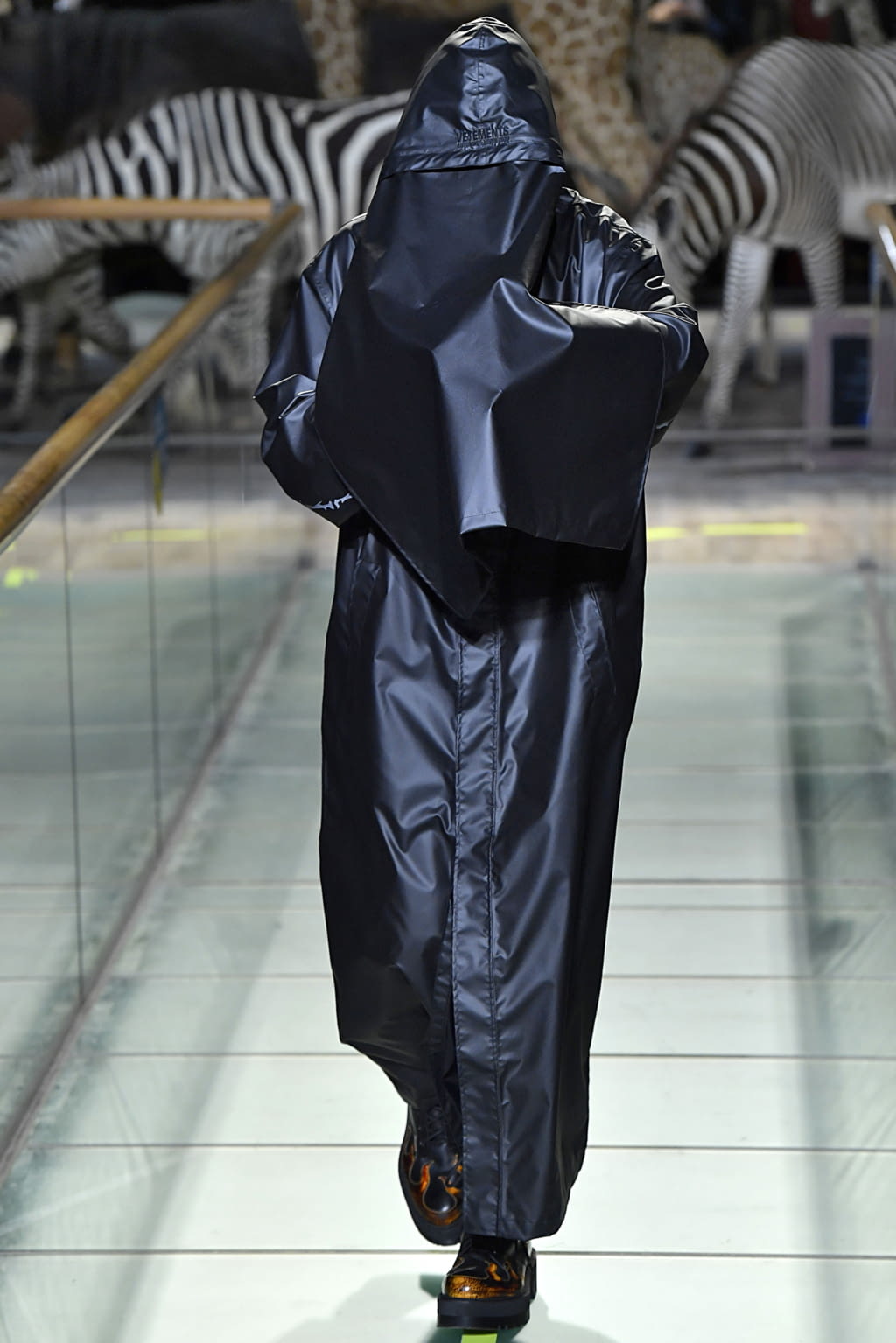Fashion Week Paris Fall/Winter 2019 look 60 from the VETEMENTS collection menswear