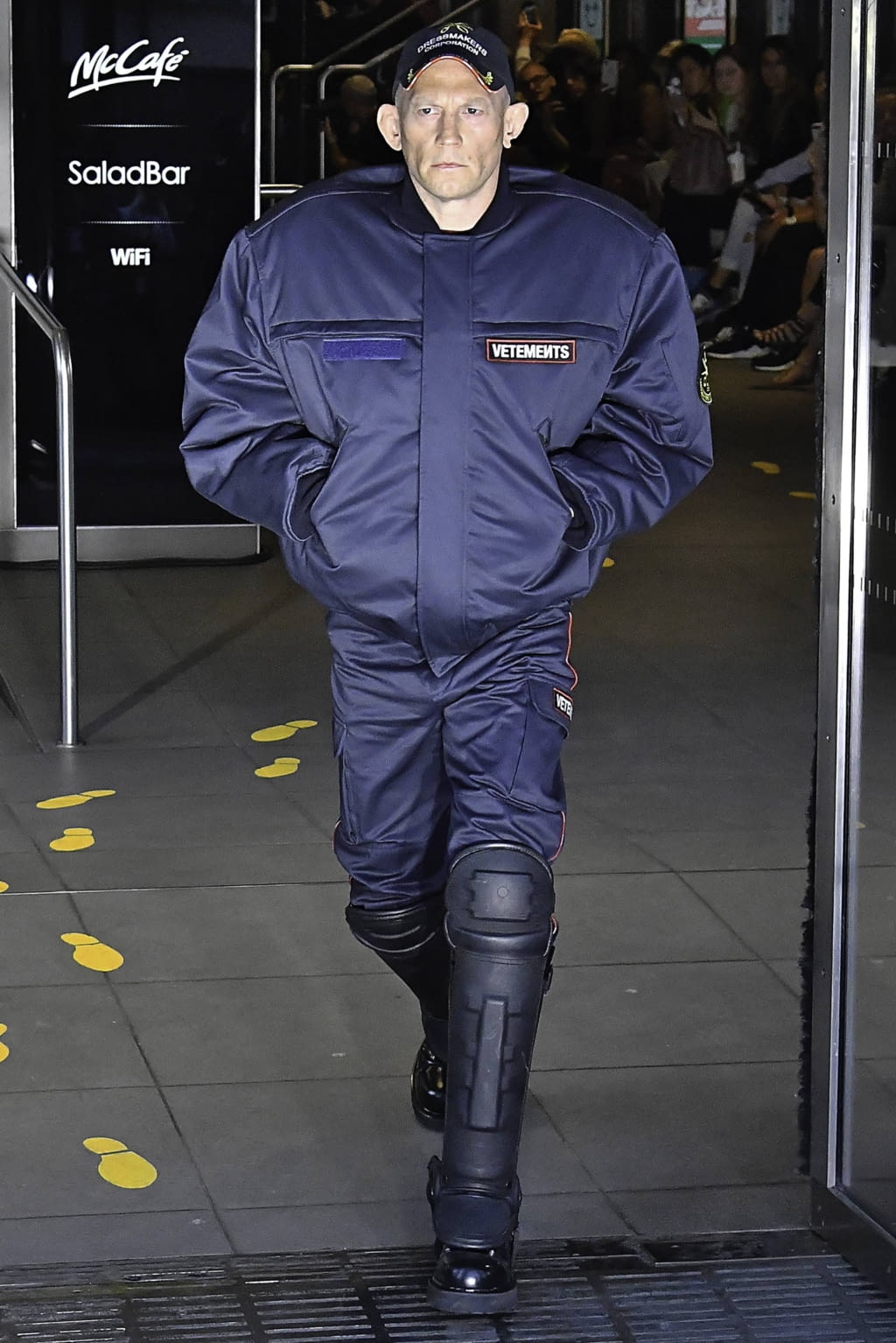 Fashion Week Paris Spring/Summer 2020 look 1 from the VETEMENTS collection 男装