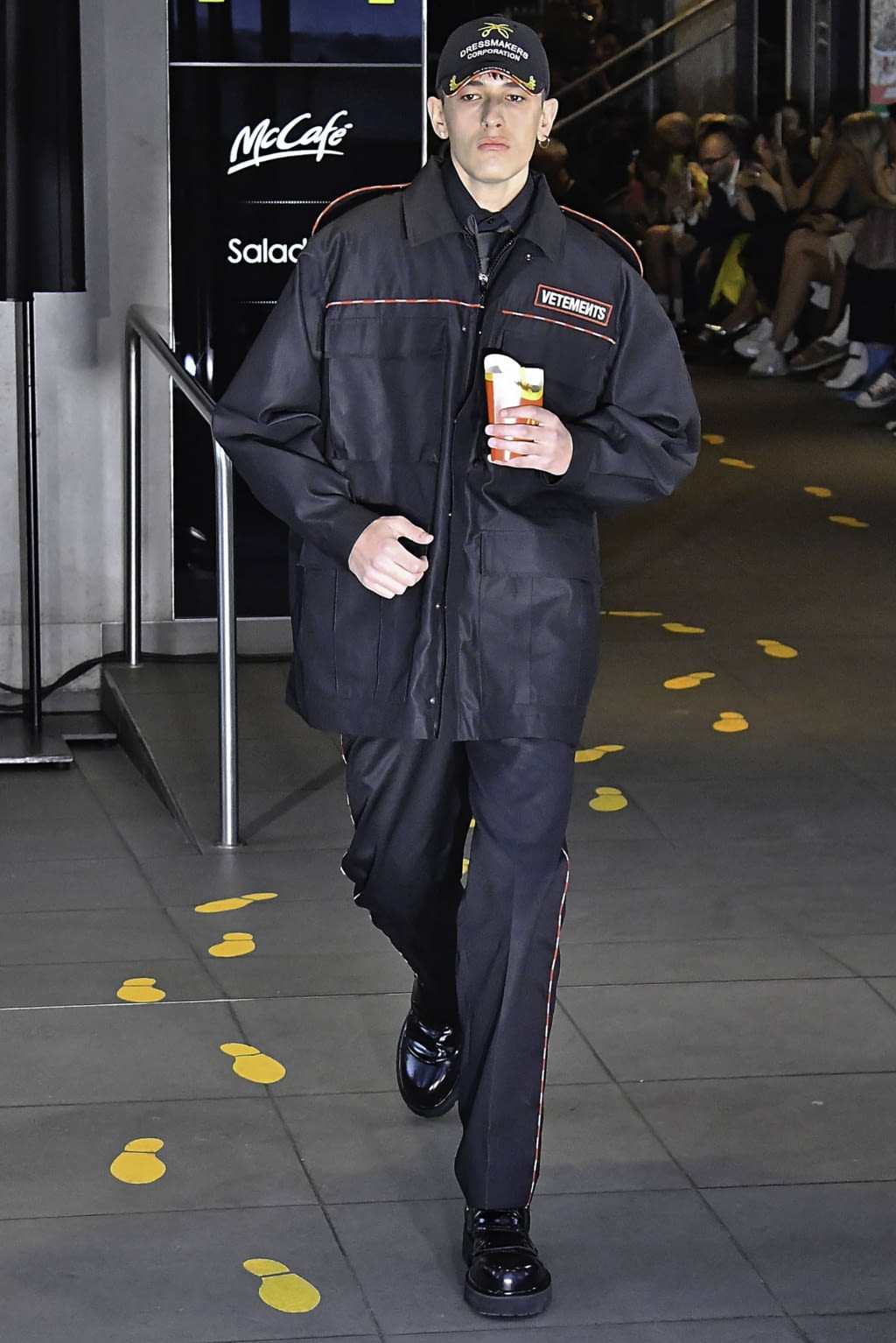Fashion Week Paris Spring/Summer 2020 look 5 from the VETEMENTS collection menswear