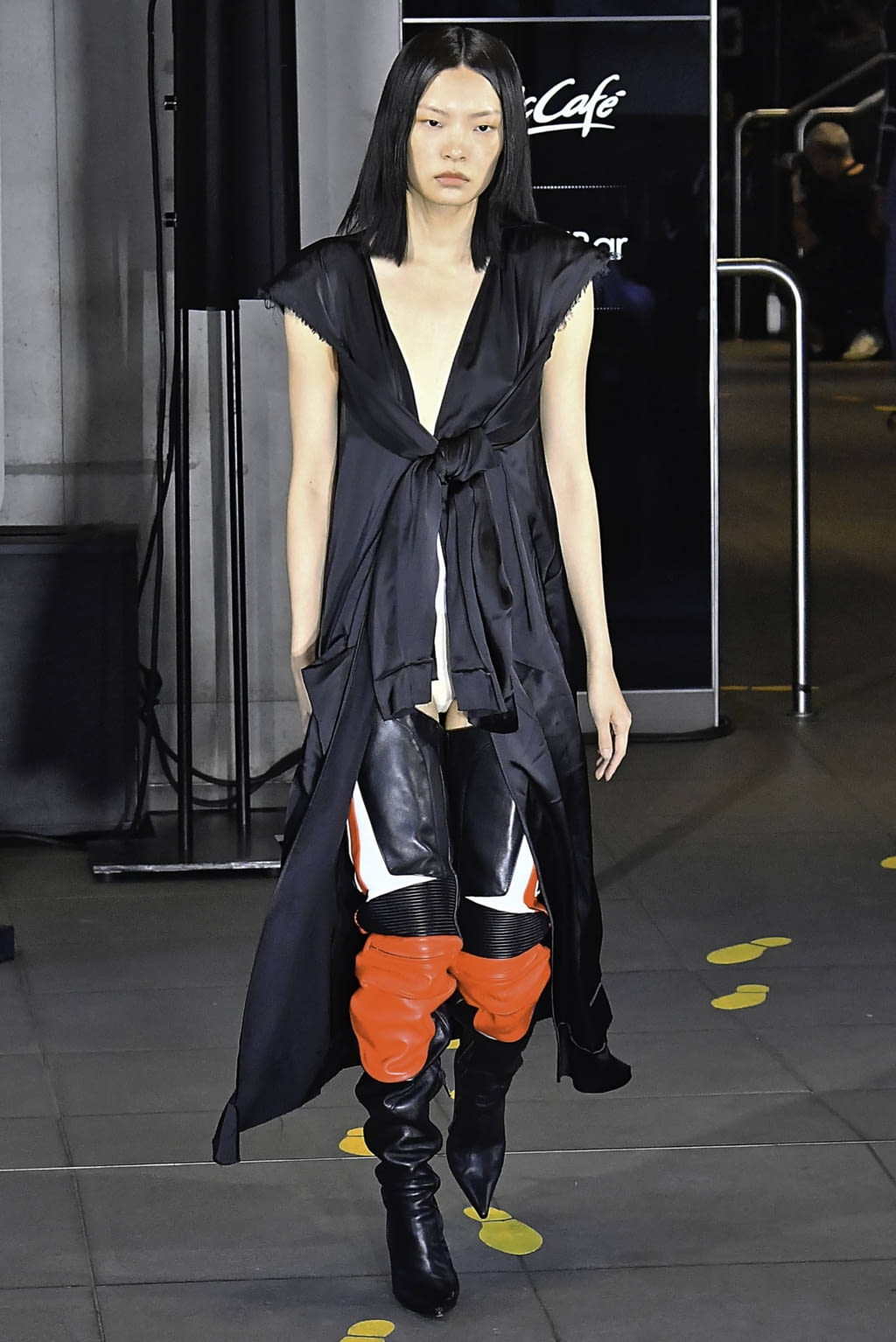 Fashion Week Paris Spring/Summer 2020 look 13 from the VETEMENTS collection 男装