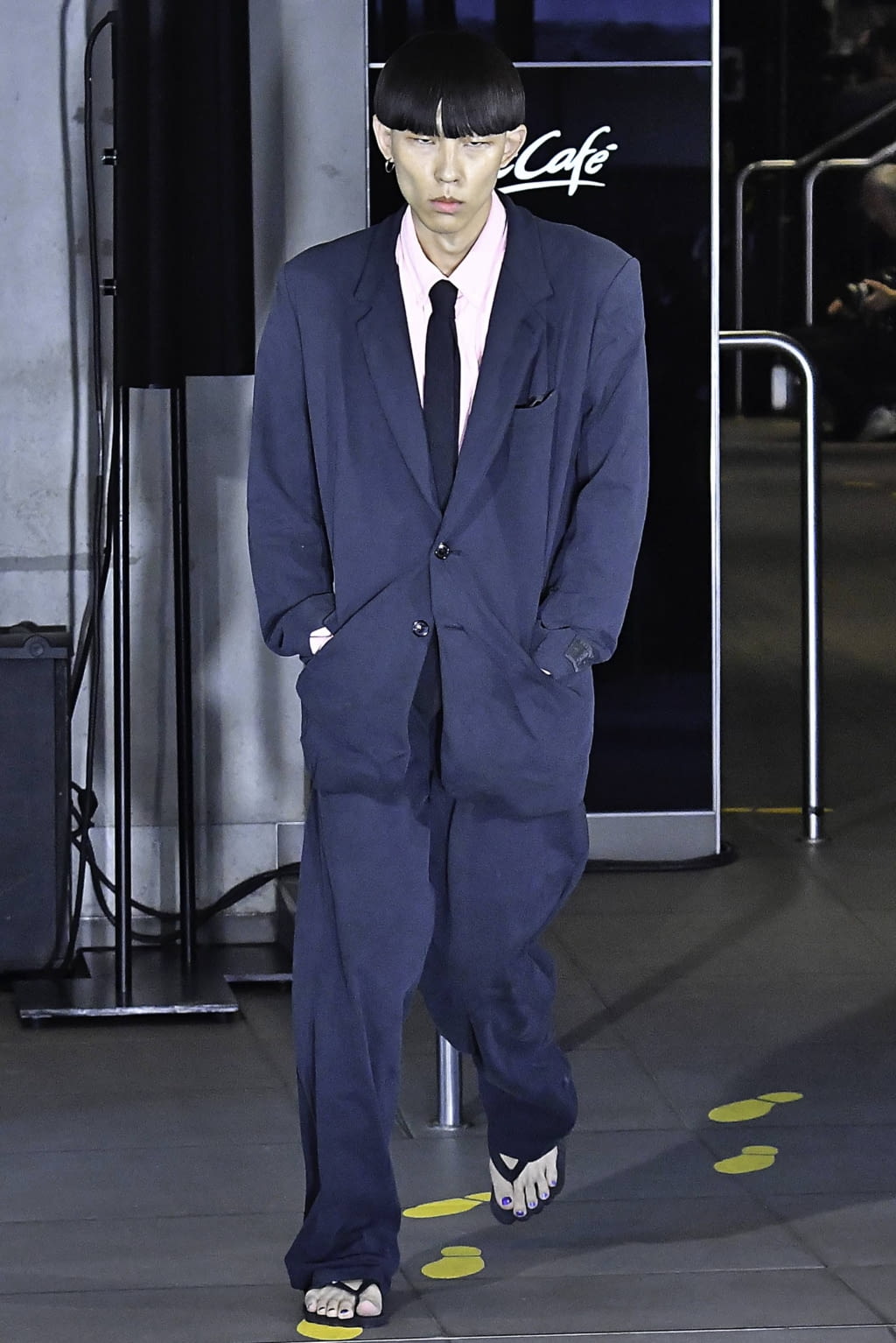 Fashion Week Paris Spring/Summer 2020 look 15 from the VETEMENTS collection menswear