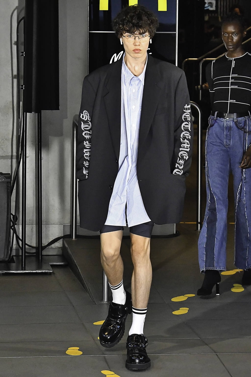 Fashion Week Paris Spring/Summer 2020 look 24 from the VETEMENTS collection 男装