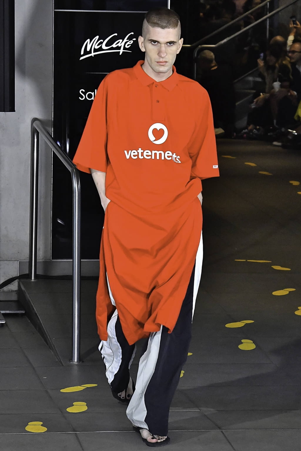 Fashion Week Paris Spring/Summer 2020 look 36 from the VETEMENTS collection menswear