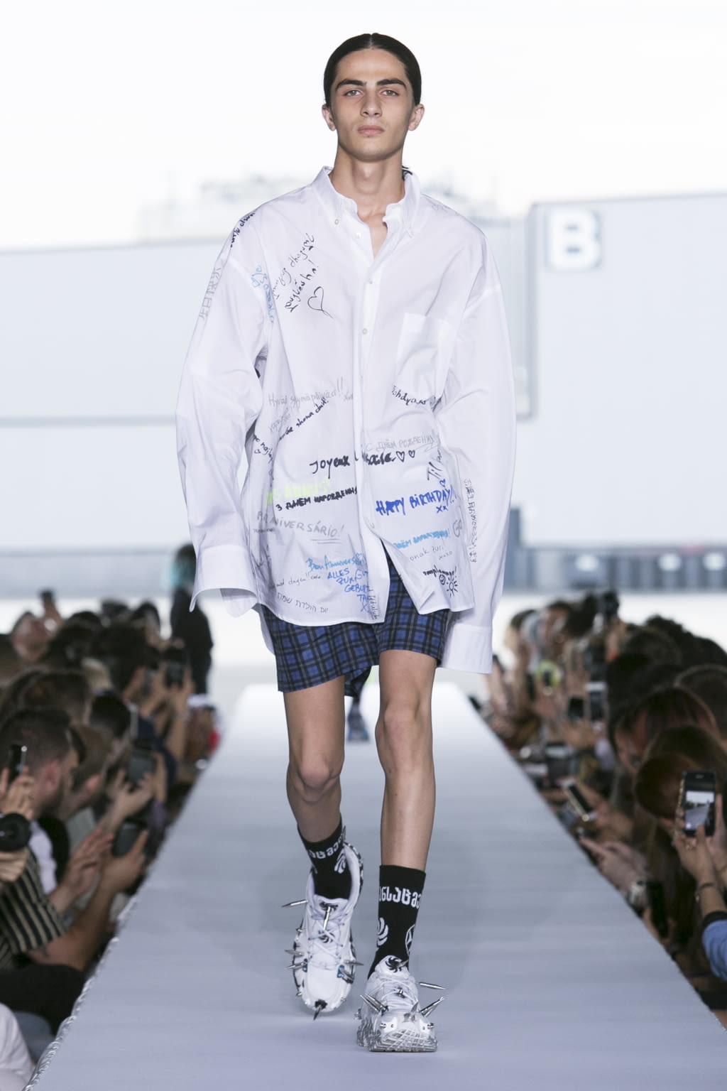 Fashion Week Paris Spring/Summer 2019 look 3 from the VETEMENTS collection 女装