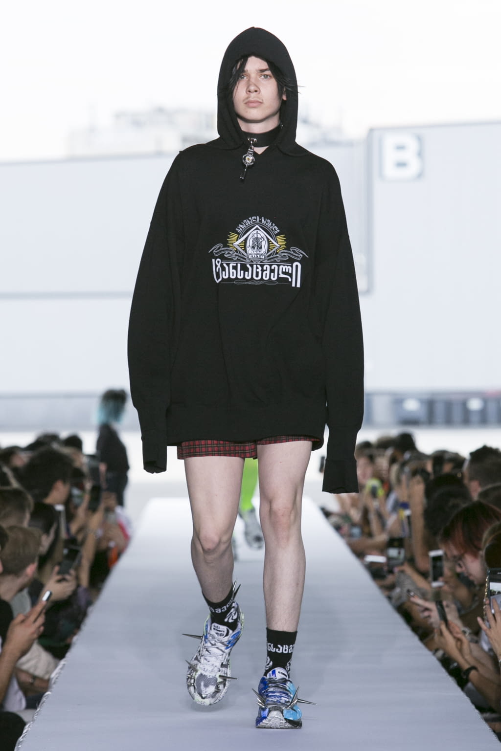 Fashion Week Paris Spring/Summer 2019 look 4 from the VETEMENTS collection womenswear