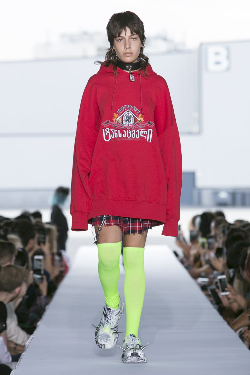 Fashion Week Paris Spring/Summer 2019 look 5 from the VETEMENTS collection 女装