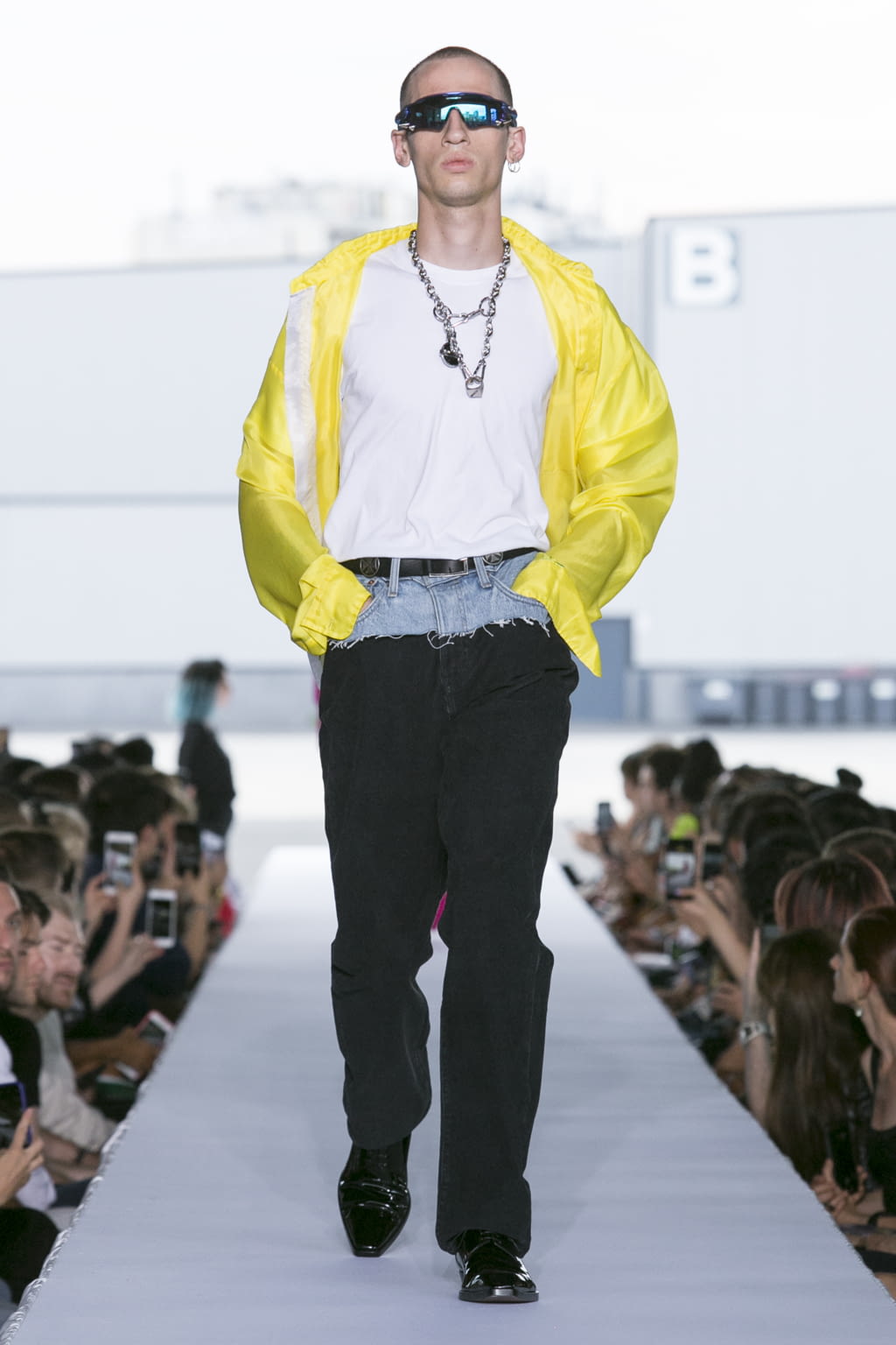 Fashion Week Paris Spring/Summer 2019 look 8 from the VETEMENTS collection womenswear