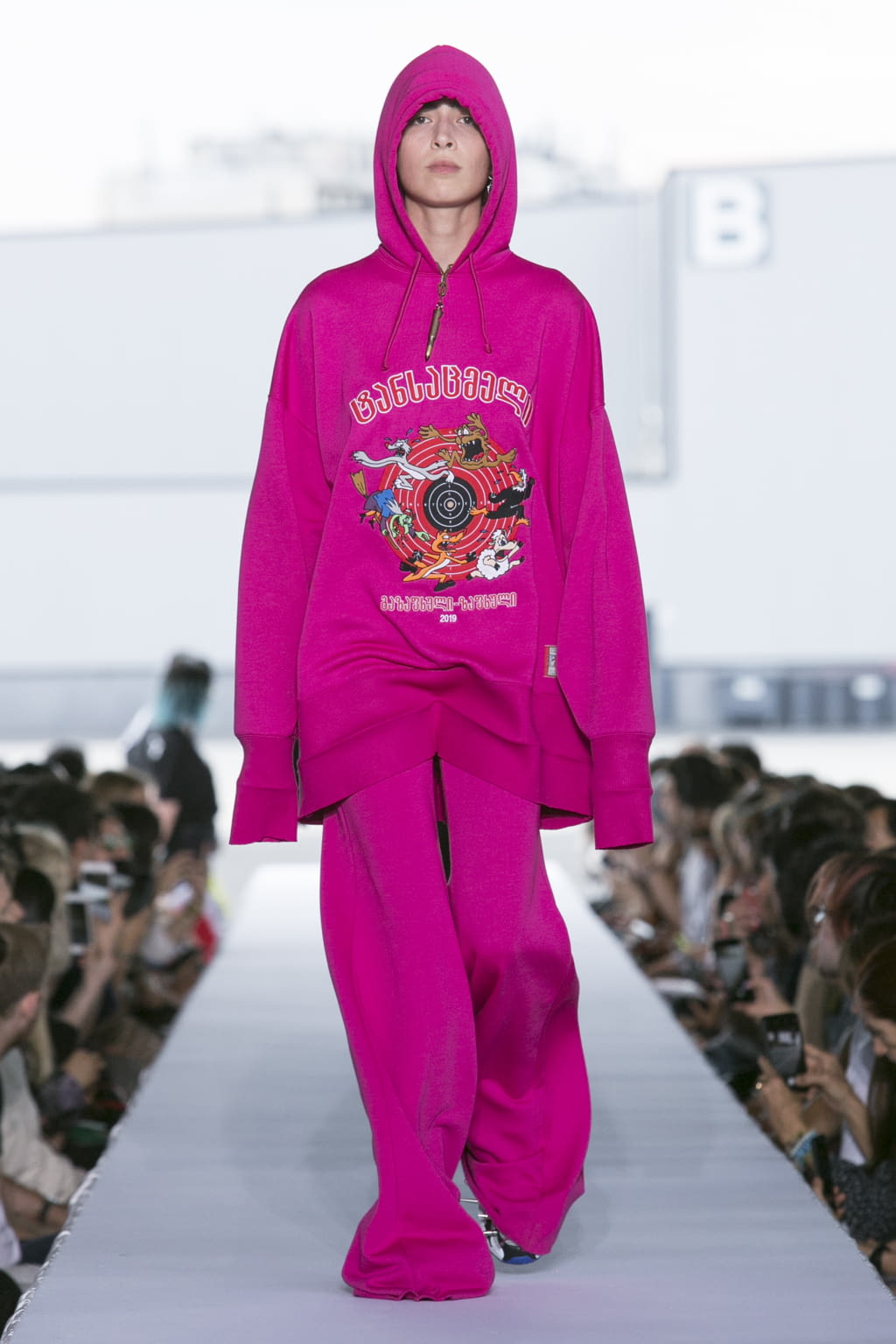 Fashion Week Paris Spring/Summer 2019 look 9 from the VETEMENTS collection 女装