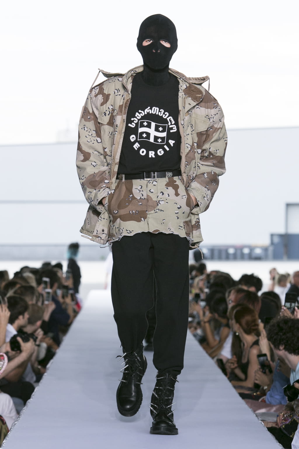 Fashion Week Paris Spring/Summer 2019 look 14 from the VETEMENTS collection womenswear